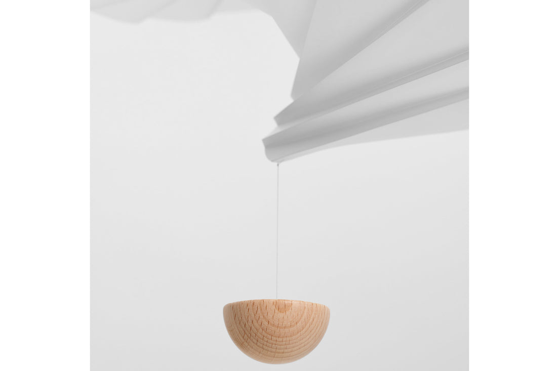 Flensted Hanging Art（フレンステッド・ハンギングアート）は、1954年にデンマークで誕生した北欧モビールの老舗ブランドです。創業者クリスチャン・フレンステッドと妻グレーテが自宅で最初のモビールを作ったことから始まり、現在も家族経営のもと、すべて手作業で丁寧に製作されています。風や空気の流れで繊細に揺れるモビールは、リビングや寝室、子供部屋、玄関、オフィスなど、さまざまな空間に静けさと調和をもたらします。北欧インテリアやモダンアートと調和するシンプルで洗練されたデザインは、出産祝いや引越し祝い、誕生日などのギフトにも最適。2024年にはブランド名を「Flensted mobiles」から「Flensted Hanging Art」へ刷新し、アート性とハンドメイドの温もりをそのままに、より現代的な世界観を発信しています。癒しの空間演出を求める方におすすめのインテリアアートです。