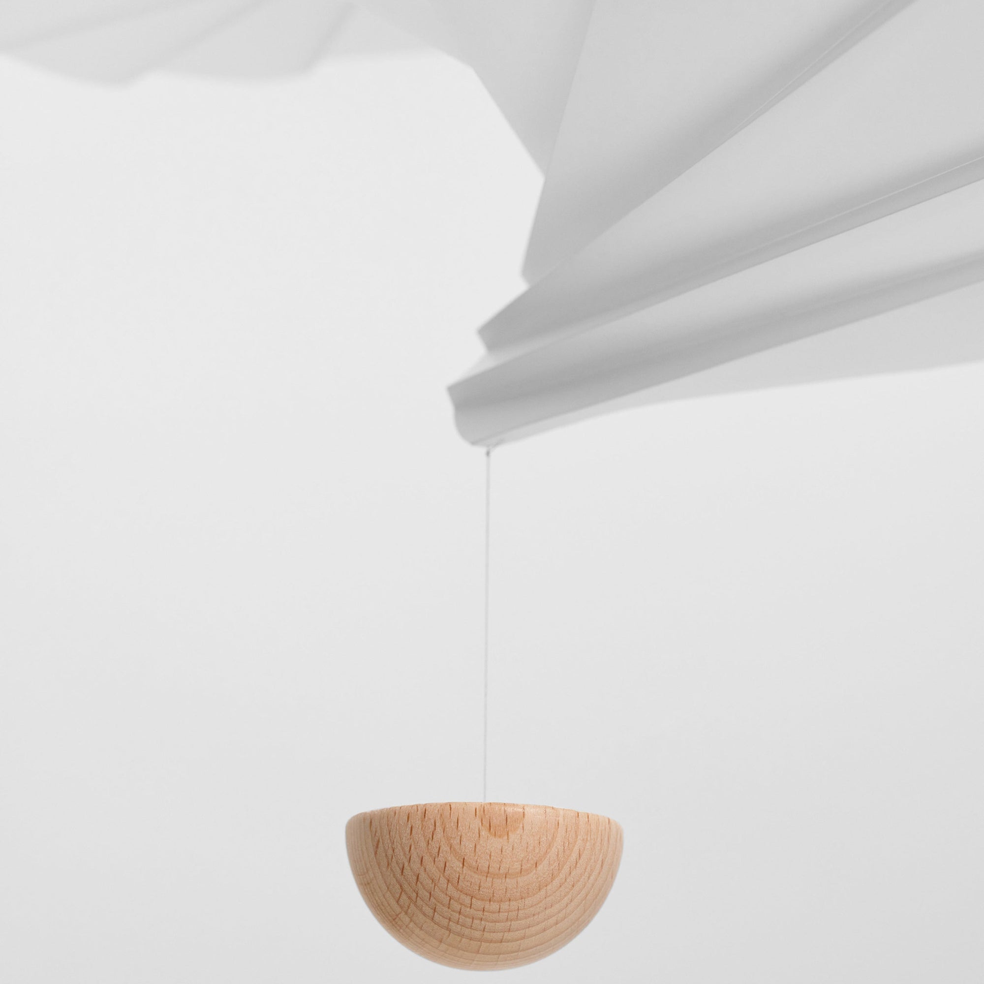 Flensted Mobiles（フレンステッド・モビール）は、1953年創業のデンマーク発・モビール専門ブランド。北欧デザインの文脈に立脚し、造形・質量配分・回転慣性を最適化して、わずかな気流でも自律的に表情を変える構成美を追求します。各パーツは重心とトルクの釣り合いを精密に設計し、静止と運動のあいだを往還する“動く彫刻”として空間に時間軸を付与。代表作「Lucky Storks」から幾何学、鳥類、気球まで多彩で、紙・ステンレス・木材の軽量構造は施工負荷が小さく、住宅・商業・ホスピタリティ・キッズ空間に適合します。現在もデンマーク国内で手作業組立・品質管理を徹底し、視覚ノイズを抑えた運動リズムが集中・鎮静・遊び心をもたらします。北欧インテリアの天井飾りや吊り下げモビールとして、リビング・子供部屋・出産祝いギフトに最適なデンマーク製の正規品です。