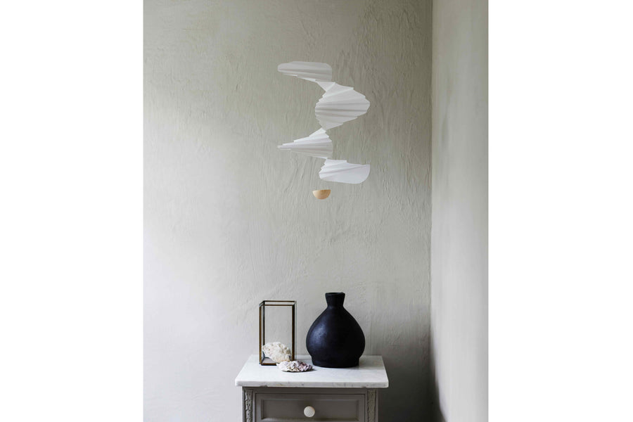 Flensted Hanging Art（フレンステッド・ハンギングアート）は、1954年にデンマークで誕生した北欧モビールの老舗ブランドです。創業者クリスチャン・フレンステッドと妻グレーテが自宅で最初のモビールを作ったことから始まり、現在も家族経営のもと、すべて手作業で丁寧に製作されています。風や空気の流れで繊細に揺れるモビールは、リビングや寝室、子供部屋、玄関、オフィスなど、さまざまな空間に静けさと調和をもたらします。北欧インテリアやモダンアートと調和するシンプルで洗練されたデザインは、出産祝いや引越し祝い、誕生日などのギフトにも最適。2024年にはブランド名を「Flensted mobiles」から「Flensted Hanging Art」へ刷新し、アート性とハンドメイドの温もりをそのままに、より現代的な世界観を発信しています。癒しの空間演出を求める方におすすめのインテリアアートです。