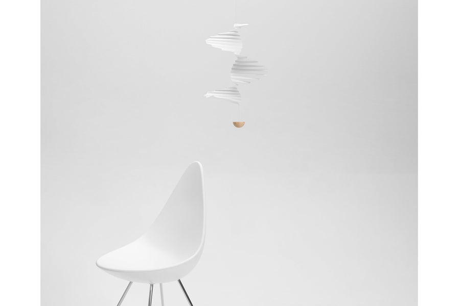 Flensted Hanging Art（フレンステッド・ハンギングアート）は、1954年にデンマークで誕生した北欧モビールの老舗ブランドです。創業者クリスチャン・フレンステッドと妻グレーテが自宅で最初のモビールを作ったことから始まり、現在も家族経営のもと、すべて手作業で丁寧に製作されています。風や空気の流れで繊細に揺れるモビールは、リビングや寝室、子供部屋、玄関、オフィスなど、さまざまな空間に静けさと調和をもたらします。北欧インテリアやモダンアートと調和するシンプルで洗練されたデザインは、出産祝いや引越し祝い、誕生日などのギフトにも最適。2024年にはブランド名を「Flensted mobiles」から「Flensted Hanging Art」へ刷新し、アート性とハンドメイドの温もりをそのままに、より現代的な世界観を発信しています。癒しの空間演出を求める方におすすめのインテリアアートです。