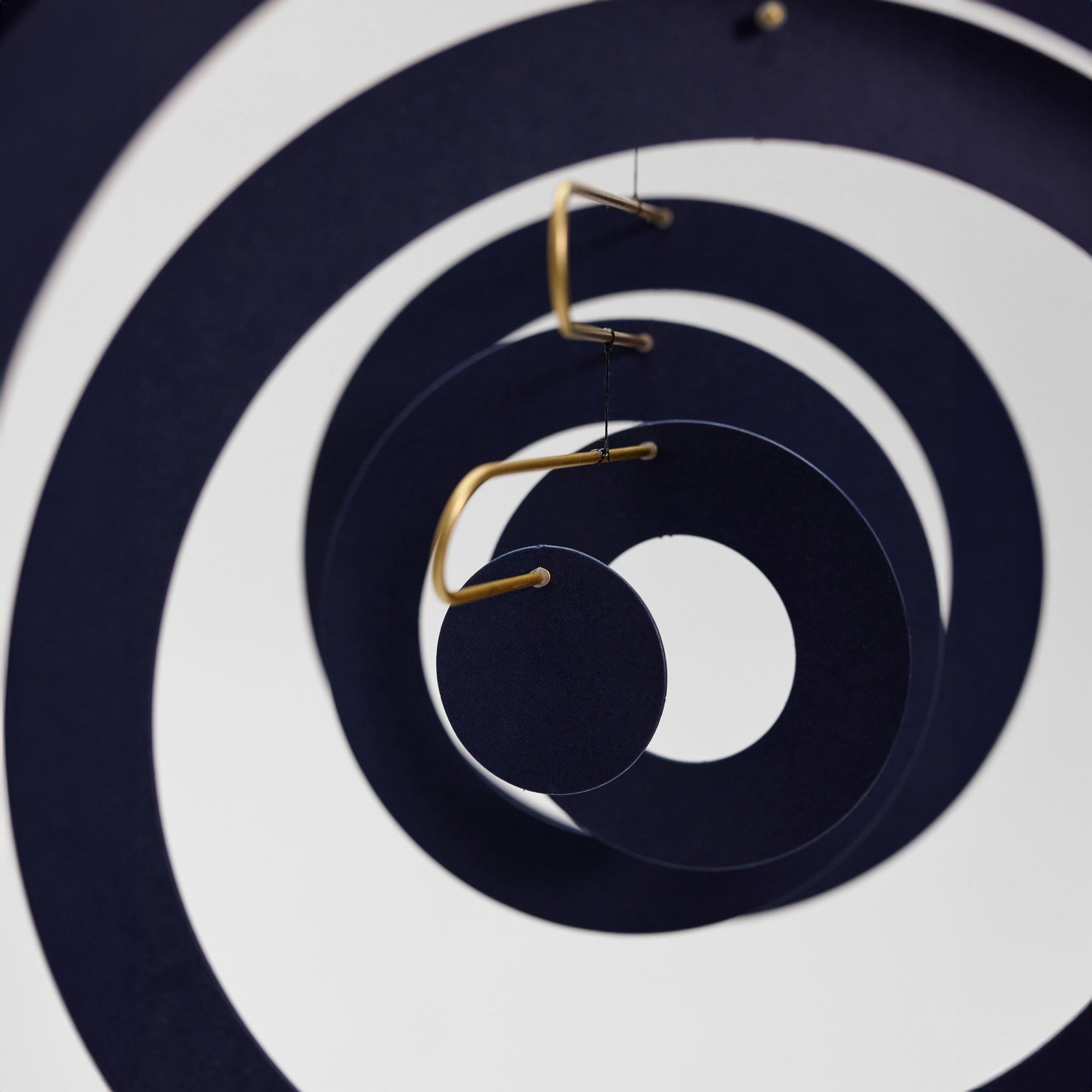 Flensted Mobiles（フレンステッド・モビール）は、1953年創業のデンマーク発・モビール専門ブランド。北欧デザインの文脈に立脚し、造形・質量配分・回転慣性を最適化して、わずかな気流でも自律的に表情を変える構成美を追求します。各パーツは重心とトルクの釣り合いを精密に設計し、静止と運動のあいだを往還する“動く彫刻”として空間に時間軸を付与。代表作「Lucky Storks」から幾何学、鳥類、気球まで多彩で、紙・ステンレス・木材の軽量構造は施工負荷が小さく、住宅・商業・ホスピタリティ・キッズ空間に適合します。現在もデンマーク国内で手作業組立・品質管理を徹底し、視覚ノイズを抑えた運動リズムが集中・鎮静・遊び心をもたらします。北欧インテリアの天井飾りや吊り下げモビールとして、リビング・子供部屋・出産祝いギフトに最適なデンマーク製の正規品です。