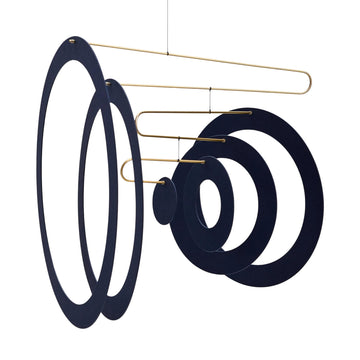 Flensted Hanging Art（フレンステッド・ハンギングアート）は、1954年にデンマークで誕生した北欧モビールの老舗ブランドです。創業者クリスチャン・フレンステッドと妻グレーテが自宅で最初のモビールを作ったことから始まり、現在も家族経営のもと、すべて手作業で丁寧に製作されています。風や空気の流れで繊細に揺れるモビールは、リビングや寝室、子供部屋、玄関、オフィスなど、さまざまな空間に静けさと調和をもたらします。北欧インテリアやモダンアートと調和するシンプルで洗練されたデザインは、出産祝いや引越し祝い、誕生日などのギフトにも最適。2024年にはブランド名を「Flensted mobiles」から「Flensted Hanging Art」へ刷新し、アート性とハンドメイドの温もりをそのままに、より現代的な世界観を発信しています。癒しの空間演出を求める方におすすめのインテリアアートです。