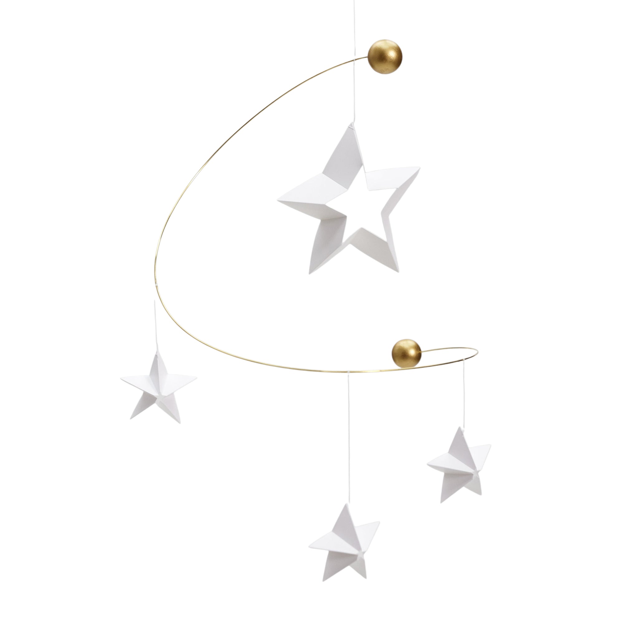 Flensted Mobiles（フレンステッド・モビール）は、1953年創業のデンマーク発・モビール専門ブランド。北欧デザインの文脈に立脚し、造形・質量配分・回転慣性を最適化して、わずかな気流でも自律的に表情を変える構成美を追求します。各パーツは重心とトルクの釣り合いを精密に設計し、静止と運動のあいだを往還する“動く彫刻”として空間に時間軸を付与。代表作「Lucky Storks」から幾何学、鳥類、気球まで多彩で、紙・ステンレス・木材の軽量構造は施工負荷が小さく、住宅・商業・ホスピタリティ・キッズ空間に適合します。現在もデンマーク国内で手作業組立・品質管理を徹底し、視覚ノイズを抑えた運動リズムが集中・鎮静・遊び心をもたらします。北欧インテリアの天井飾りや吊り下げモビールとして、リビング・子供部屋・出産祝いギフトに最適なデンマーク製の正規品です。