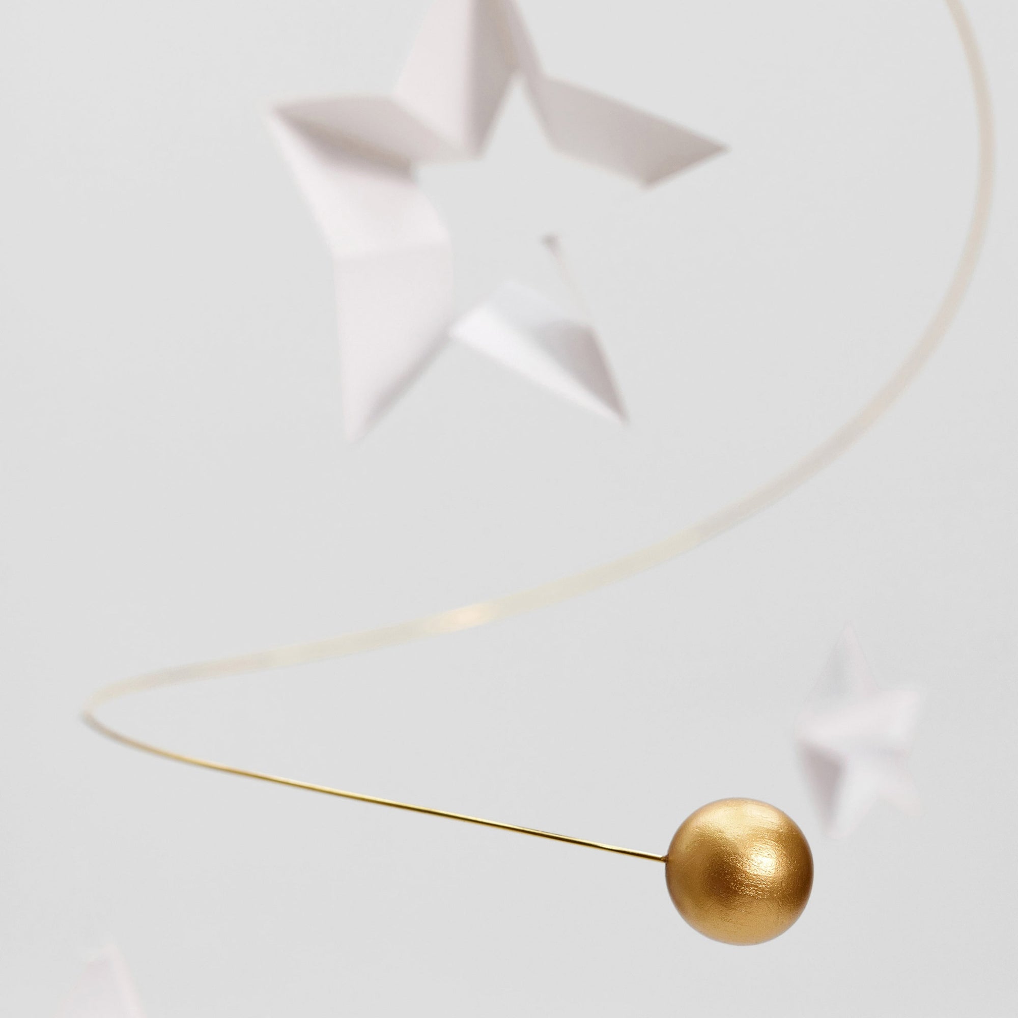 Flensted Mobiles（フレンステッド・モビール）は、1953年創業のデンマーク発・モビール専門ブランド。北欧デザインの文脈に立脚し、造形・質量配分・回転慣性を最適化して、わずかな気流でも自律的に表情を変える構成美を追求します。各パーツは重心とトルクの釣り合いを精密に設計し、静止と運動のあいだを往還する“動く彫刻”として空間に時間軸を付与。代表作「Lucky Storks」から幾何学、鳥類、気球まで多彩で、紙・ステンレス・木材の軽量構造は施工負荷が小さく、住宅・商業・ホスピタリティ・キッズ空間に適合します。現在もデンマーク国内で手作業組立・品質管理を徹底し、視覚ノイズを抑えた運動リズムが集中・鎮静・遊び心をもたらします。北欧インテリアの天井飾りや吊り下げモビールとして、リビング・子供部屋・出産祝いギフトに最適なデンマーク製の正規品です。