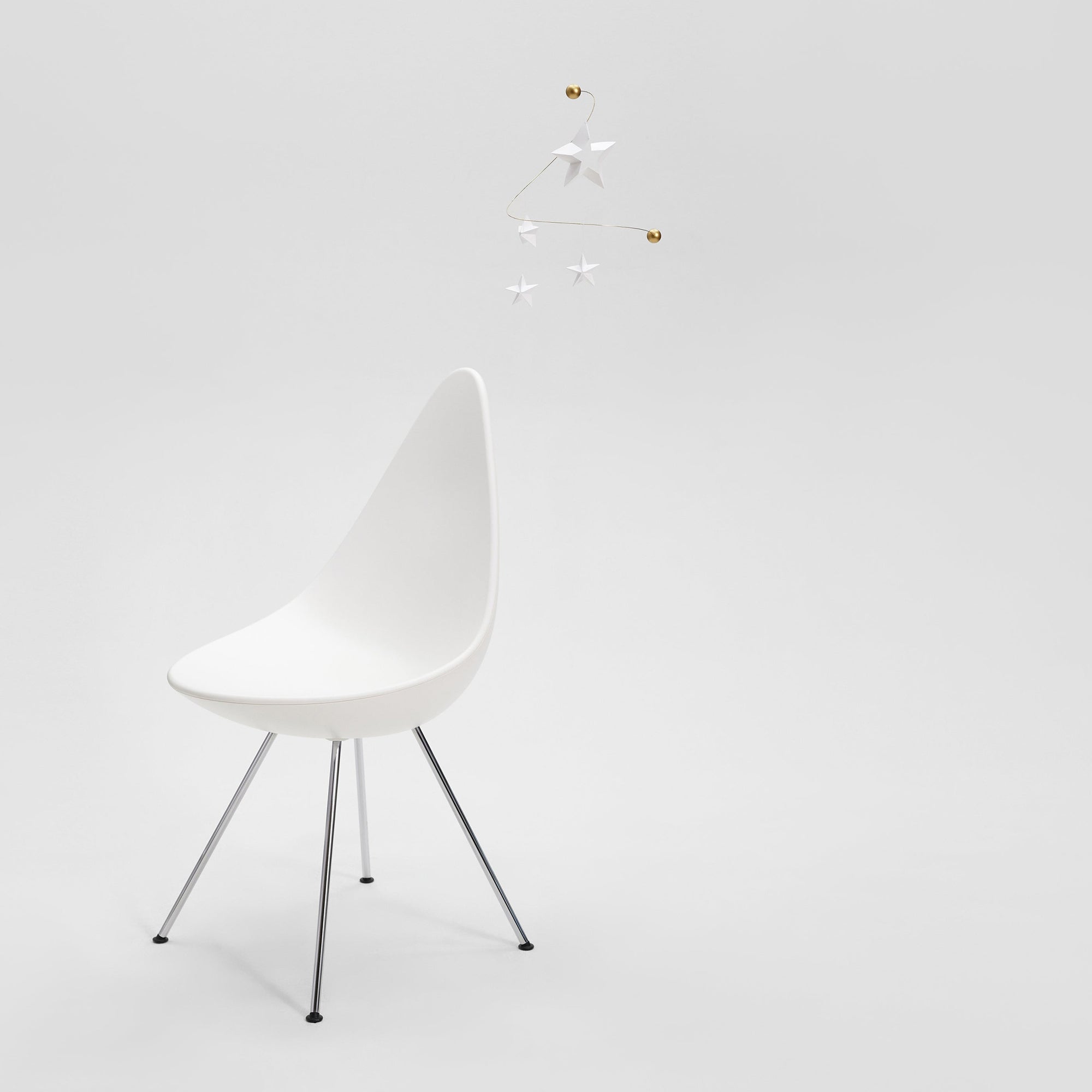 Flensted Mobiles（フレンステッド・モビール）は、1953年創業のデンマーク発・モビール専門ブランド。北欧デザインの文脈に立脚し、造形・質量配分・回転慣性を最適化して、わずかな気流でも自律的に表情を変える構成美を追求します。各パーツは重心とトルクの釣り合いを精密に設計し、静止と運動のあいだを往還する“動く彫刻”として空間に時間軸を付与。代表作「Lucky Storks」から幾何学、鳥類、気球まで多彩で、紙・ステンレス・木材の軽量構造は施工負荷が小さく、住宅・商業・ホスピタリティ・キッズ空間に適合します。現在もデンマーク国内で手作業組立・品質管理を徹底し、視覚ノイズを抑えた運動リズムが集中・鎮静・遊び心をもたらします。北欧インテリアの天井飾りや吊り下げモビールとして、リビング・子供部屋・出産祝いギフトに最適なデンマーク製の正規品です。