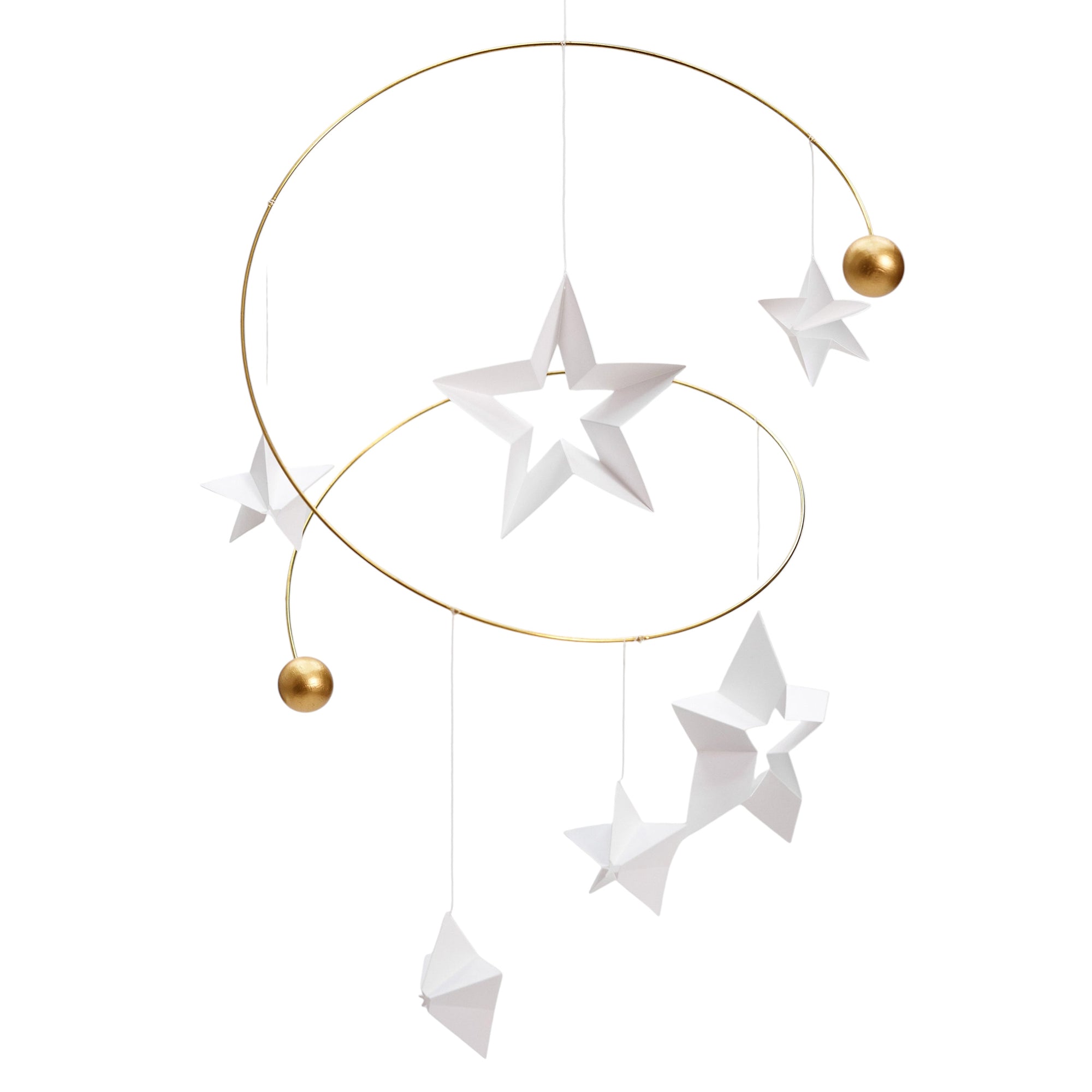 Flensted Mobiles（フレンステッド・モビール）は、1953年創業のデンマーク発・モビール専門ブランド。北欧デザインの文脈に立脚し、造形・質量配分・回転慣性を最適化して、わずかな気流でも自律的に表情を変える構成美を追求します。各パーツは重心とトルクの釣り合いを精密に設計し、静止と運動のあいだを往還する“動く彫刻”として空間に時間軸を付与。代表作「Lucky Storks」から幾何学、鳥類、気球まで多彩で、紙・ステンレス・木材の軽量構造は施工負荷が小さく、住宅・商業・ホスピタリティ・キッズ空間に適合します。現在もデンマーク国内で手作業組立・品質管理を徹底し、視覚ノイズを抑えた運動リズムが集中・鎮静・遊び心をもたらします。北欧インテリアの天井飾りや吊り下げモビールとして、リビング・子供部屋・出産祝いギフトに最適なデンマーク製の正規品です。