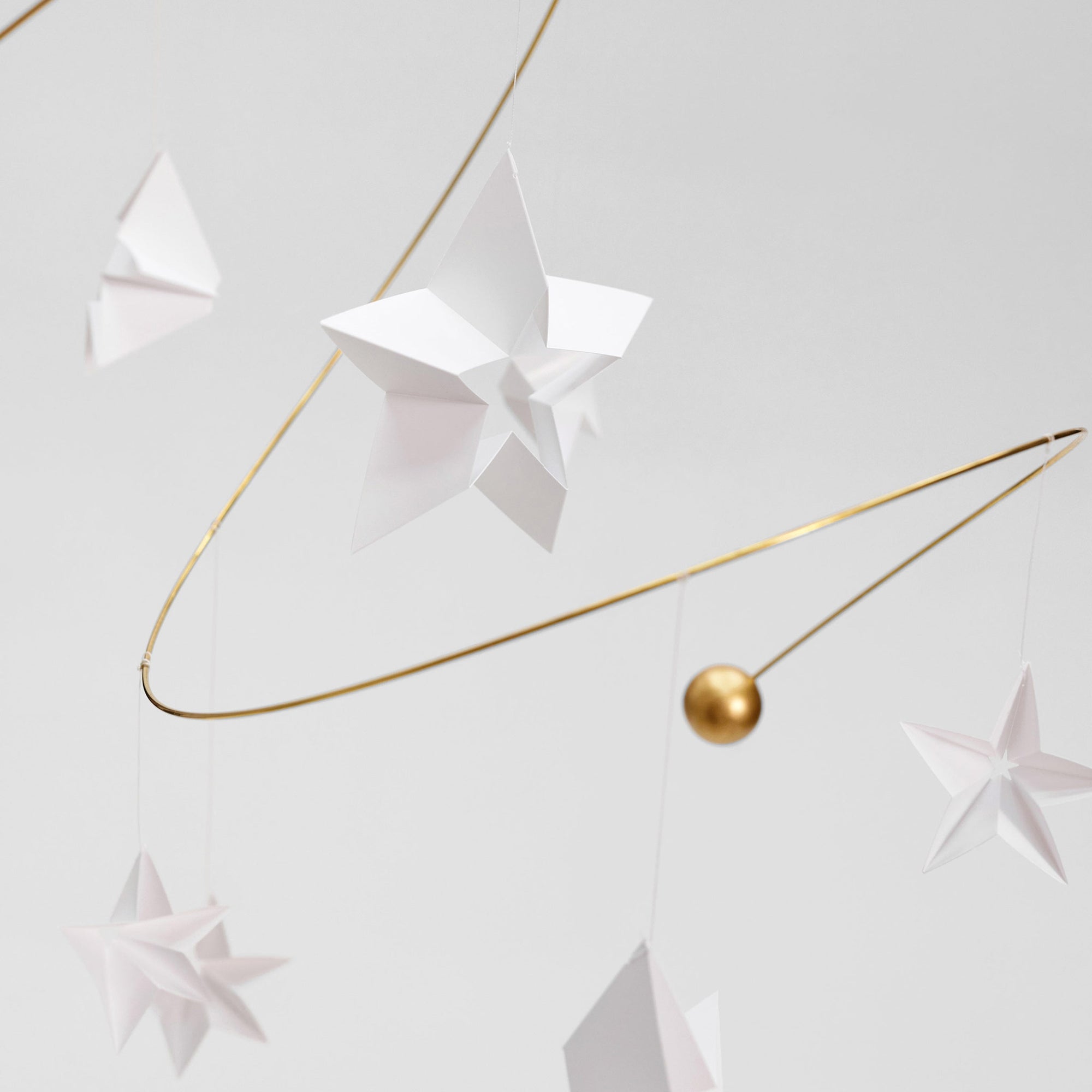 Flensted Mobiles（フレンステッド・モビール）は、1953年創業のデンマーク発・モビール専門ブランド。北欧デザインの文脈に立脚し、造形・質量配分・回転慣性を最適化して、わずかな気流でも自律的に表情を変える構成美を追求します。各パーツは重心とトルクの釣り合いを精密に設計し、静止と運動のあいだを往還する“動く彫刻”として空間に時間軸を付与。代表作「Lucky Storks」から幾何学、鳥類、気球まで多彩で、紙・ステンレス・木材の軽量構造は施工負荷が小さく、住宅・商業・ホスピタリティ・キッズ空間に適合します。現在もデンマーク国内で手作業組立・品質管理を徹底し、視覚ノイズを抑えた運動リズムが集中・鎮静・遊び心をもたらします。北欧インテリアの天井飾りや吊り下げモビールとして、リビング・子供部屋・出産祝いギフトに最適なデンマーク製の正規品です。