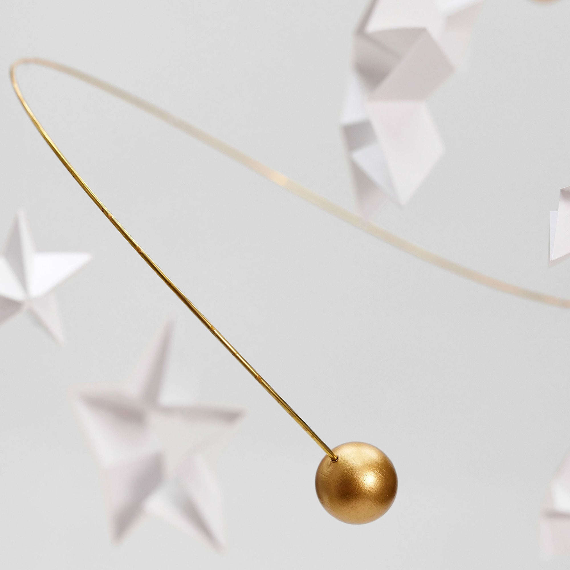 Flensted Mobiles（フレンステッド・モビール）は、1953年創業のデンマーク発・モビール専門ブランド。北欧デザインの文脈に立脚し、造形・質量配分・回転慣性を最適化して、わずかな気流でも自律的に表情を変える構成美を追求します。各パーツは重心とトルクの釣り合いを精密に設計し、静止と運動のあいだを往還する“動く彫刻”として空間に時間軸を付与。代表作「Lucky Storks」から幾何学、鳥類、気球まで多彩で、紙・ステンレス・木材の軽量構造は施工負荷が小さく、住宅・商業・ホスピタリティ・キッズ空間に適合します。現在もデンマーク国内で手作業組立・品質管理を徹底し、視覚ノイズを抑えた運動リズムが集中・鎮静・遊び心をもたらします。北欧インテリアの天井飾りや吊り下げモビールとして、リビング・子供部屋・出産祝いギフトに最適なデンマーク製の正規品です。