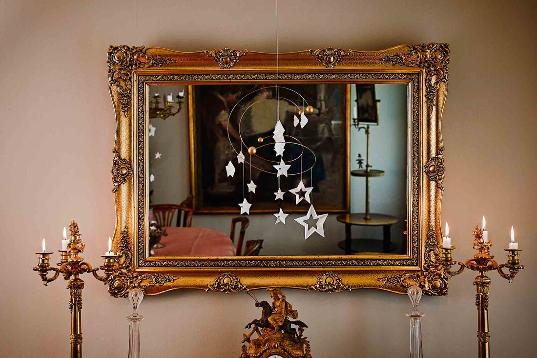 Flensted Hanging Art（フレンステッド・ハンギングアート）は、1954年にデンマークで誕生した北欧モビールの老舗ブランドです。創業者クリスチャン・フレンステッドと妻グレーテが自宅で最初のモビールを作ったことから始まり、現在も家族経営のもと、すべて手作業で丁寧に製作されています。風や空気の流れで繊細に揺れるモビールは、リビングや寝室、子供部屋、玄関、オフィスなど、さまざまな空間に静けさと調和をもたらします。北欧インテリアやモダンアートと調和するシンプルで洗練されたデザインは、出産祝いや引越し祝い、誕生日などのギフトにも最適。2024年にはブランド名を「Flensted mobiles」から「Flensted Hanging Art」へ刷新し、アート性とハンドメイドの温もりをそのままに、より現代的な世界観を発信しています。癒しの空間演出を求める方におすすめのインテリアアートです。