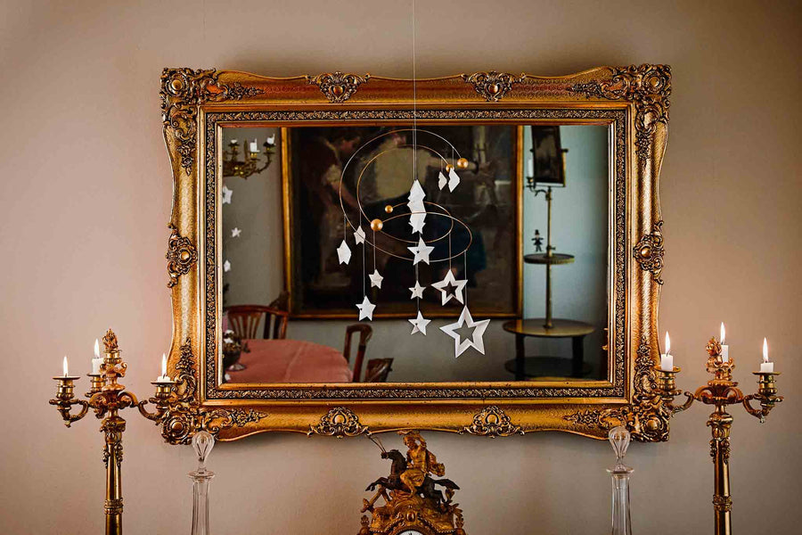 Flensted Hanging Art（フレンステッド・ハンギングアート）は、1954年にデンマークで誕生した北欧モビールの老舗ブランドです。創業者クリスチャン・フレンステッドと妻グレーテが自宅で最初のモビールを作ったことから始まり、現在も家族経営のもと、すべて手作業で丁寧に製作されています。風や空気の流れで繊細に揺れるモビールは、リビングや寝室、子供部屋、玄関、オフィスなど、さまざまな空間に静けさと調和をもたらします。北欧インテリアやモダンアートと調和するシンプルで洗練されたデザインは、出産祝いや引越し祝い、誕生日などのギフトにも最適。2024年にはブランド名を「Flensted mobiles」から「Flensted Hanging Art」へ刷新し、アート性とハンドメイドの温もりをそのままに、より現代的な世界観を発信しています。癒しの空間演出を求める方におすすめのインテリアアートです。