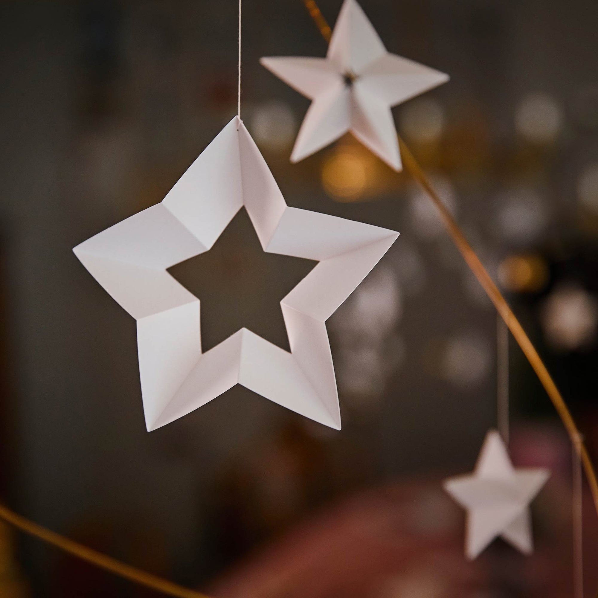 Flensted Mobiles（フレンステッド・モビール）は、1953年創業のデンマーク発・モビール専門ブランド。北欧デザインの文脈に立脚し、造形・質量配分・回転慣性を最適化して、わずかな気流でも自律的に表情を変える構成美を追求します。各パーツは重心とトルクの釣り合いを精密に設計し、静止と運動のあいだを往還する“動く彫刻”として空間に時間軸を付与。代表作「Lucky Storks」から幾何学、鳥類、気球まで多彩で、紙・ステンレス・木材の軽量構造は施工負荷が小さく、住宅・商業・ホスピタリティ・キッズ空間に適合します。現在もデンマーク国内で手作業組立・品質管理を徹底し、視覚ノイズを抑えた運動リズムが集中・鎮静・遊び心をもたらします。北欧インテリアの天井飾りや吊り下げモビールとして、リビング・子供部屋・出産祝いギフトに最適なデンマーク製の正規品です。