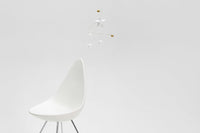 Flensted Hanging Art（フレンステッド・ハンギングアート）は、1954年にデンマークで誕生した北欧モビールの老舗ブランドです。創業者クリスチャン・フレンステッドと妻グレーテが自宅で最初のモビールを作ったことから始まり、現在も家族経営のもと、すべて手作業で丁寧に製作されています。風や空気の流れで繊細に揺れるモビールは、リビングや寝室、子供部屋、玄関、オフィスなど、さまざまな空間に静けさと調和をもたらします。北欧インテリアやモダンアートと調和するシンプルで洗練されたデザインは、出産祝いや引越し祝い、誕生日などのギフトにも最適。2024年にはブランド名を「Flensted mobiles」から「Flensted Hanging Art」へ刷新し、アート性とハンドメイドの温もりをそのままに、より現代的な世界観を発信しています。癒しの空間演出を求める方におすすめのインテリアアートです。