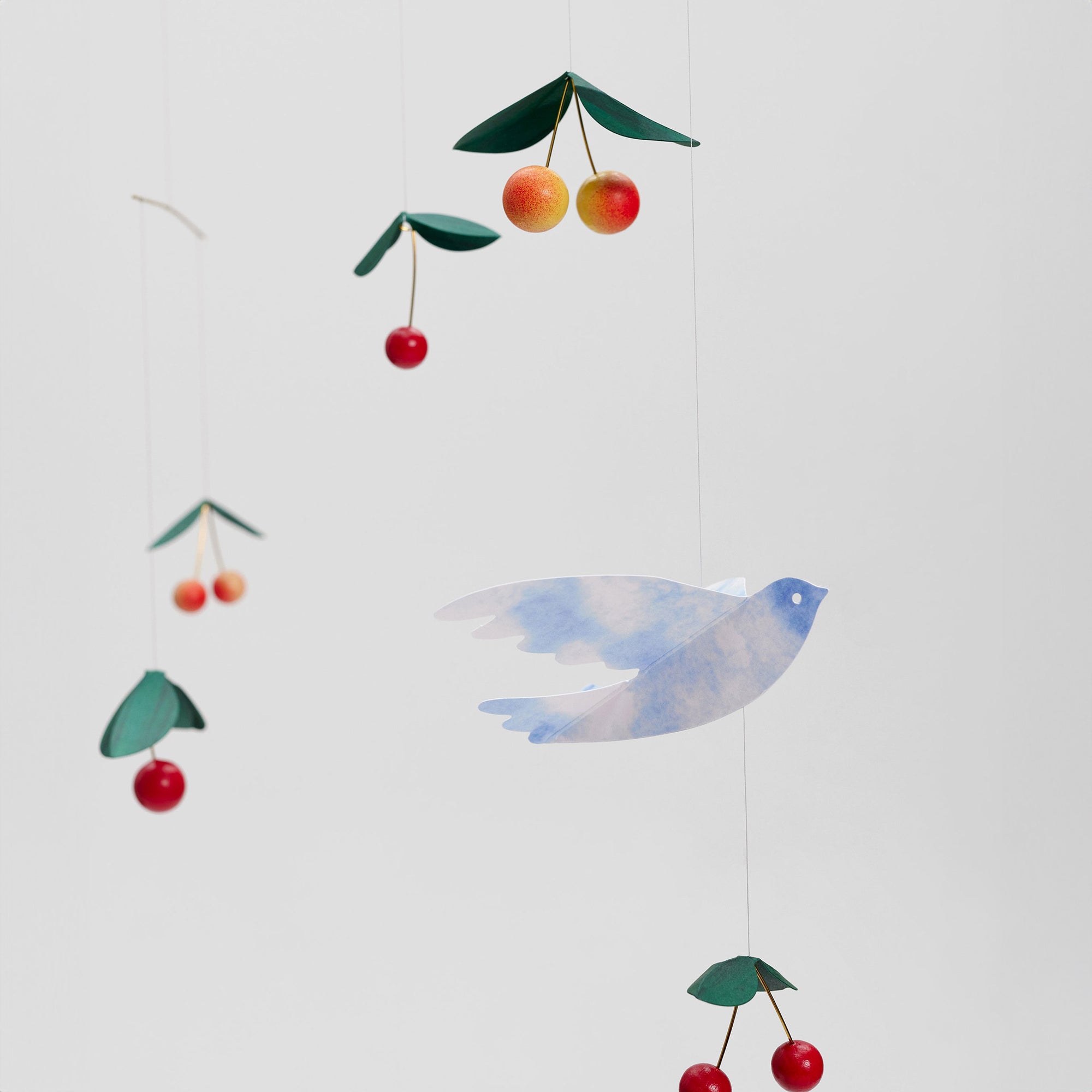 Flensted Mobiles（フレンステッド・モビール）は、1953年創業のデンマーク発・モビール専門ブランド。北欧デザインの文脈に立脚し、造形・質量配分・回転慣性を最適化して、わずかな気流でも自律的に表情を変える構成美を追求します。各パーツは重心とトルクの釣り合いを精密に設計し、静止と運動のあいだを往還する“動く彫刻”として空間に時間軸を付与。代表作「Lucky Storks」から幾何学、鳥類、気球まで多彩で、紙・ステンレス・木材の軽量構造は施工負荷が小さく、住宅・商業・ホスピタリティ・キッズ空間に適合します。現在もデンマーク国内で手作業組立・品質管理を徹底し、視覚ノイズを抑えた運動リズムが集中・鎮静・遊び心をもたらします。北欧インテリアの天井飾りや吊り下げモビールとして、リビング・子供部屋・出産祝いギフトに最適なデンマーク製の正規品です。