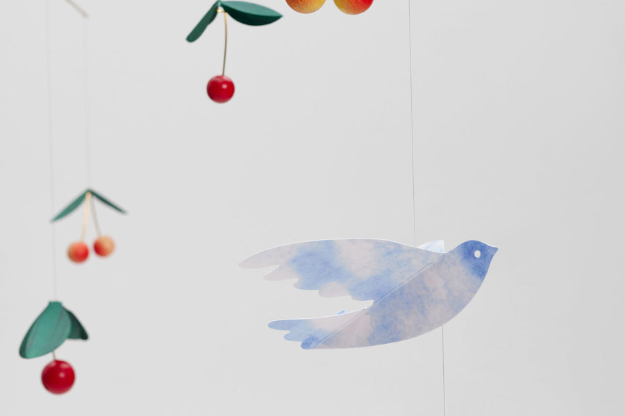 Flensted Hanging Art（フレンステッド・ハンギングアート）は、1954年にデンマークで誕生した北欧モビールの老舗ブランドです。創業者クリスチャン・フレンステッドと妻グレーテが自宅で最初のモビールを作ったことから始まり、現在も家族経営のもと、すべて手作業で丁寧に製作されています。風や空気の流れで繊細に揺れるモビールは、リビングや寝室、子供部屋、玄関、オフィスなど、さまざまな空間に静けさと調和をもたらします。北欧インテリアやモダンアートと調和するシンプルで洗練されたデザインは、出産祝いや引越し祝い、誕生日などのギフトにも最適。2024年にはブランド名を「Flensted mobiles」から「Flensted Hanging Art」へ刷新し、アート性とハンドメイドの温もりをそのままに、より現代的な世界観を発信しています。癒しの空間演出を求める方におすすめのインテリアアートです。