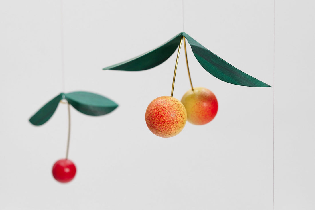 Flensted Hanging Art（フレンステッド・ハンギングアート）は、1954年にデンマークで誕生した北欧モビールの老舗ブランドです。創業者クリスチャン・フレンステッドと妻グレーテが自宅で最初のモビールを作ったことから始まり、現在も家族経営のもと、すべて手作業で丁寧に製作されています。風や空気の流れで繊細に揺れるモビールは、リビングや寝室、子供部屋、玄関、オフィスなど、さまざまな空間に静けさと調和をもたらします。北欧インテリアやモダンアートと調和するシンプルで洗練されたデザインは、出産祝いや引越し祝い、誕生日などのギフトにも最適。2024年にはブランド名を「Flensted mobiles」から「Flensted Hanging Art」へ刷新し、アート性とハンドメイドの温もりをそのままに、より現代的な世界観を発信しています。癒しの空間演出を求める方におすすめのインテリアアートです。