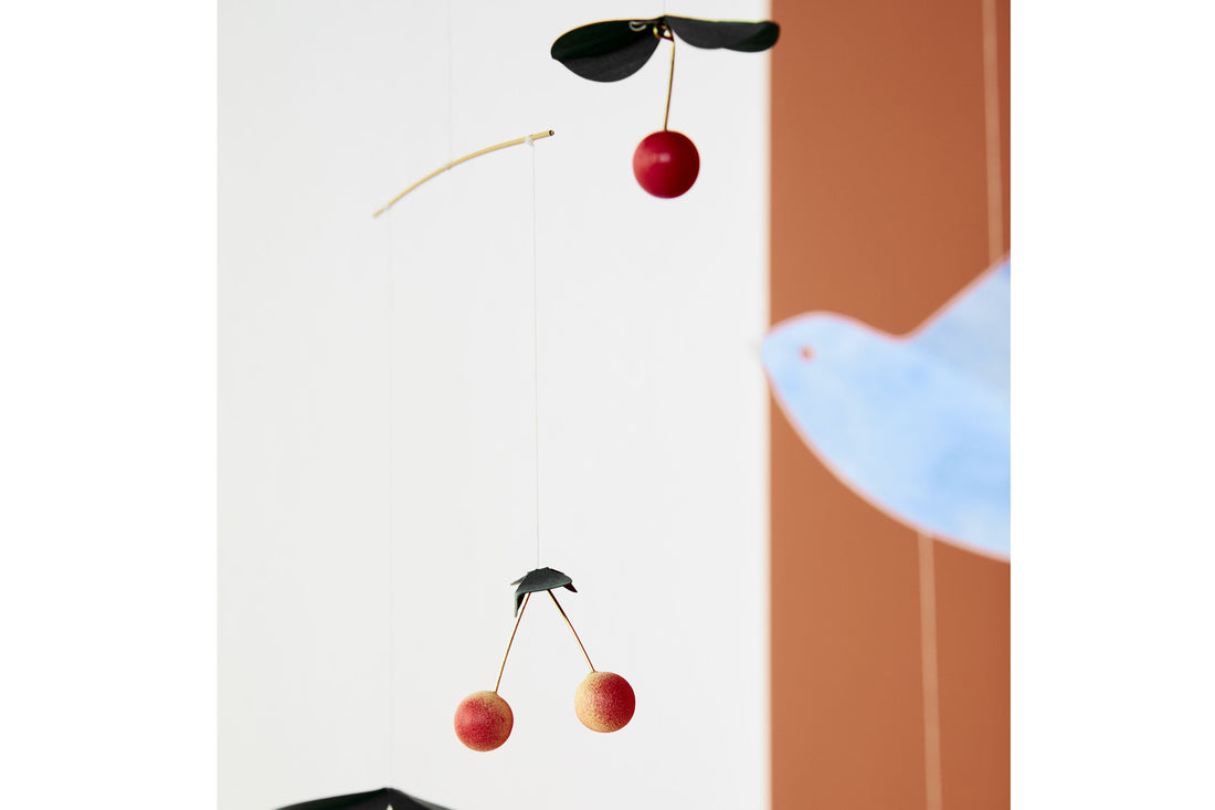 Flensted Hanging Art（フレンステッド・ハンギングアート）は、1954年にデンマークで誕生した北欧モビールの老舗ブランドです。創業者クリスチャン・フレンステッドと妻グレーテが自宅で最初のモビールを作ったことから始まり、現在も家族経営のもと、すべて手作業で丁寧に製作されています。風や空気の流れで繊細に揺れるモビールは、リビングや寝室、子供部屋、玄関、オフィスなど、さまざまな空間に静けさと調和をもたらします。北欧インテリアやモダンアートと調和するシンプルで洗練されたデザインは、出産祝いや引越し祝い、誕生日などのギフトにも最適。2024年にはブランド名を「Flensted mobiles」から「Flensted Hanging Art」へ刷新し、アート性とハンドメイドの温もりをそのままに、より現代的な世界観を発信しています。癒しの空間演出を求める方におすすめのインテリアアートです。