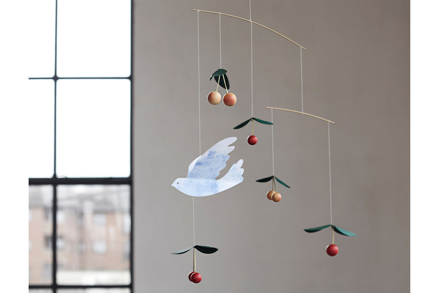 Flensted Hanging Art（フレンステッド・ハンギングアート）は、1954年にデンマークで誕生した北欧モビールの老舗ブランドです。創業者クリスチャン・フレンステッドと妻グレーテが自宅で最初のモビールを作ったことから始まり、現在も家族経営のもと、すべて手作業で丁寧に製作されています。風や空気の流れで繊細に揺れるモビールは、リビングや寝室、子供部屋、玄関、オフィスなど、さまざまな空間に静けさと調和をもたらします。北欧インテリアやモダンアートと調和するシンプルで洗練されたデザインは、出産祝いや引越し祝い、誕生日などのギフトにも最適。2024年にはブランド名を「Flensted mobiles」から「Flensted Hanging Art」へ刷新し、アート性とハンドメイドの温もりをそのままに、より現代的な世界観を発信しています。癒しの空間演出を求める方におすすめのインテリアアートです。