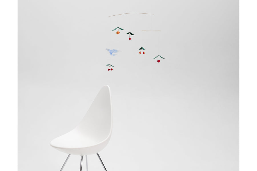 Flensted Hanging Art（フレンステッド・ハンギングアート）は、1954年にデンマークで誕生した北欧モビールの老舗ブランドです。創業者クリスチャン・フレンステッドと妻グレーテが自宅で最初のモビールを作ったことから始まり、現在も家族経営のもと、すべて手作業で丁寧に製作されています。風や空気の流れで繊細に揺れるモビールは、リビングや寝室、子供部屋、玄関、オフィスなど、さまざまな空間に静けさと調和をもたらします。北欧インテリアやモダンアートと調和するシンプルで洗練されたデザインは、出産祝いや引越し祝い、誕生日などのギフトにも最適。2024年にはブランド名を「Flensted mobiles」から「Flensted Hanging Art」へ刷新し、アート性とハンドメイドの温もりをそのままに、より現代的な世界観を発信しています。癒しの空間演出を求める方におすすめのインテリアアートです。