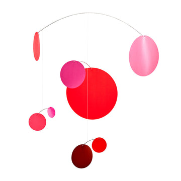 Flensted Hanging Art（フレンステッド・ハンギングアート）は、1954年にデンマークで誕生した北欧モビールの老舗ブランドです。創業者クリスチャン・フレンステッドと妻グレーテが自宅で最初のモビールを作ったことから始まり、現在も家族経営のもと、すべて手作業で丁寧に製作されています。風や空気の流れで繊細に揺れるモビールは、リビングや寝室、子供部屋、玄関、オフィスなど、さまざまな空間に静けさと調和をもたらします。北欧インテリアやモダンアートと調和するシンプルで洗練されたデザインは、出産祝いや引越し祝い、誕生日などのギフトにも最適。2024年にはブランド名を「Flensted mobiles」から「Flensted Hanging Art」へ刷新し、アート性とハンドメイドの温もりをそのままに、より現代的な世界観を発信しています。癒しの空間演出を求める方におすすめのインテリアアートです。