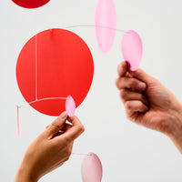 Flensted Mobiles（フレンステッド・モビール）は、1953年創業のデンマーク発・モビール専門ブランド。北欧デザインの文脈に立脚し、造形・質量配分・回転慣性を最適化して、わずかな気流でも自律的に表情を変える構成美を追求します。各パーツは重心とトルクの釣り合いを精密に設計し、静止と運動のあいだを往還する“動く彫刻”として空間に時間軸を付与。代表作「Lucky Storks」から幾何学、鳥類、気球まで多彩で、紙・ステンレス・木材の軽量構造は施工負荷が小さく、住宅・商業・ホスピタリティ・キッズ空間に適合します。現在もデンマーク国内で手作業組立・品質管理を徹底し、視覚ノイズを抑えた運動リズムが集中・鎮静・遊び心をもたらします。北欧インテリアの天井飾りや吊り下げモビールとして、リビング・子供部屋・出産祝いギフトに最適なデンマーク製の正規品です。