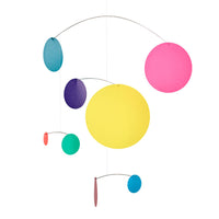 Flensted Mobiles（フレンステッド・モビール）は、1953年創業のデンマーク発・モビール専門ブランド。北欧デザインの文脈に立脚し、造形・質量配分・回転慣性を最適化して、わずかな気流でも自律的に表情を変える構成美を追求します。各パーツは重心とトルクの釣り合いを精密に設計し、静止と運動のあいだを往還する“動く彫刻”として空間に時間軸を付与。代表作「Lucky Storks」から幾何学、鳥類、気球まで多彩で、紙・ステンレス・木材の軽量構造は施工負荷が小さく、住宅・商業・ホスピタリティ・キッズ空間に適合します。現在もデンマーク国内で手作業組立・品質管理を徹底し、視覚ノイズを抑えた運動リズムが集中・鎮静・遊び心をもたらします。北欧インテリアの天井飾りや吊り下げモビールとして、リビング・子供部屋・出産祝いギフトに最適なデンマーク製の正規品です。