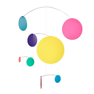 Flensted Hanging Art（フレンステッド・ハンギングアート）は、1954年にデンマークで誕生した北欧モビールの老舗ブランドです。創業者クリスチャン・フレンステッドと妻グレーテが自宅で最初のモビールを作ったことから始まり、現在も家族経営のもと、すべて手作業で丁寧に製作されています。風や空気の流れで繊細に揺れるモビールは、リビングや寝室、子供部屋、玄関、オフィスなど、さまざまな空間に静けさと調和をもたらします。北欧インテリアやモダンアートと調和するシンプルで洗練されたデザインは、出産祝いや引越し祝い、誕生日などのギフトにも最適。2024年にはブランド名を「Flensted mobiles」から「Flensted Hanging Art」へ刷新し、アート性とハンドメイドの温もりをそのままに、より現代的な世界観を発信しています。癒しの空間演出を求める方におすすめのインテリアアートです。