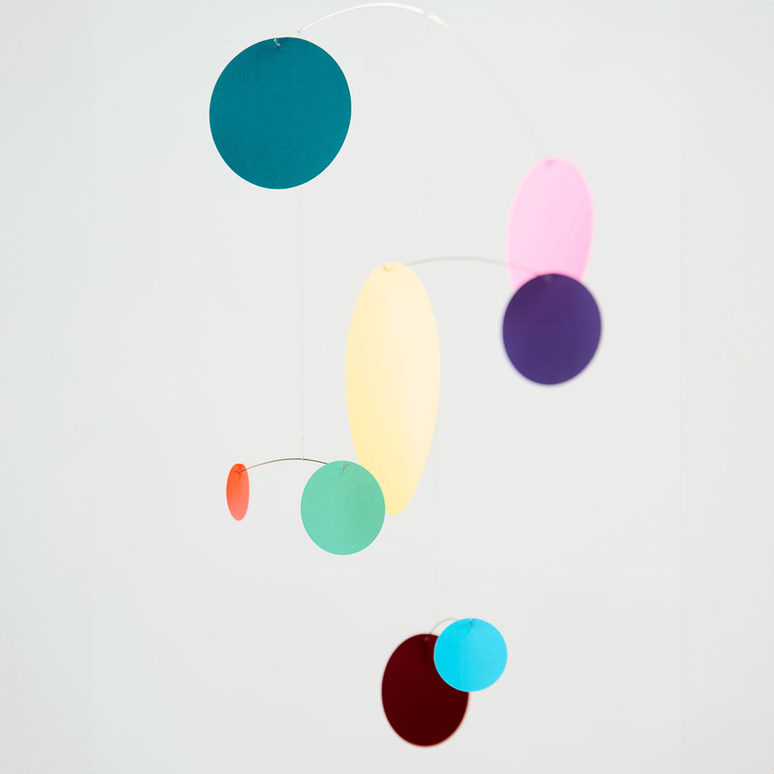 Flensted Mobiles（フレンステッド・モビール）は、1953年創業のデンマーク発・モビール専門ブランド。北欧デザインの文脈に立脚し、造形・質量配分・回転慣性を最適化して、わずかな気流でも自律的に表情を変える構成美を追求します。各パーツは重心とトルクの釣り合いを精密に設計し、静止と運動のあいだを往還する“動く彫刻”として空間に時間軸を付与。代表作「Lucky Storks」から幾何学、鳥類、気球まで多彩で、紙・ステンレス・木材の軽量構造は施工負荷が小さく、住宅・商業・ホスピタリティ・キッズ空間に適合します。現在もデンマーク国内で手作業組立・品質管理を徹底し、視覚ノイズを抑えた運動リズムが集中・鎮静・遊び心をもたらします。北欧インテリアの天井飾りや吊り下げモビールとして、リビング・子供部屋・出産祝いギフトに最適なデンマーク製の正規品です。