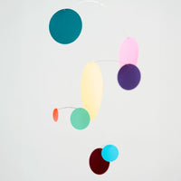 Flensted Mobiles（フレンステッド・モビール）は、1953年創業のデンマーク発・モビール専門ブランド。北欧デザインの文脈に立脚し、造形・質量配分・回転慣性を最適化して、わずかな気流でも自律的に表情を変える構成美を追求します。各パーツは重心とトルクの釣り合いを精密に設計し、静止と運動のあいだを往還する“動く彫刻”として空間に時間軸を付与。代表作「Lucky Storks」から幾何学、鳥類、気球まで多彩で、紙・ステンレス・木材の軽量構造は施工負荷が小さく、住宅・商業・ホスピタリティ・キッズ空間に適合します。現在もデンマーク国内で手作業組立・品質管理を徹底し、視覚ノイズを抑えた運動リズムが集中・鎮静・遊び心をもたらします。北欧インテリアの天井飾りや吊り下げモビールとして、リビング・子供部屋・出産祝いギフトに最適なデンマーク製の正規品です。