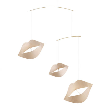 Flensted Hanging Art（フレンステッド・ハンギングアート）は、1954年にデンマークで誕生した北欧モビールの老舗ブランドです。創業者クリスチャン・フレンステッドと妻グレーテが自宅で最初のモビールを作ったことから始まり、現在も家族経営のもと、すべて手作業で丁寧に製作されています。風や空気の流れで繊細に揺れるモビールは、リビングや寝室、子供部屋、玄関、オフィスなど、さまざまな空間に静けさと調和をもたらします。北欧インテリアやモダンアートと調和するシンプルで洗練されたデザインは、出産祝いや引越し祝い、誕生日などのギフトにも最適。2024年にはブランド名を「Flensted mobiles」から「Flensted Hanging Art」へ刷新し、アート性とハンドメイドの温もりをそのままに、より現代的な世界観を発信しています。癒しの空間演出を求める方におすすめのインテリアアートです。