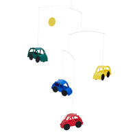 Flensted Mobiles（フレンステッド・モビール）は、1953年創業のデンマーク発・モビール専門ブランド。北欧デザインの文脈に立脚し、造形・質量配分・回転慣性を最適化して、わずかな気流でも自律的に表情を変える構成美を追求します。各パーツは重心とトルクの釣り合いを精密に設計し、静止と運動のあいだを往還する“動く彫刻”として空間に時間軸を付与。代表作「Lucky Storks」から幾何学、鳥類、気球まで多彩で、紙・ステンレス・木材の軽量構造は施工負荷が小さく、住宅・商業・ホスピタリティ・キッズ空間に適合します。現在もデンマーク国内で手作業組立・品質管理を徹底し、視覚ノイズを抑えた運動リズムが集中・鎮静・遊び心をもたらします。北欧インテリアの天井飾りや吊り下げモビールとして、リビング・子供部屋・出産祝いギフトに最適なデンマーク製の正規品です。