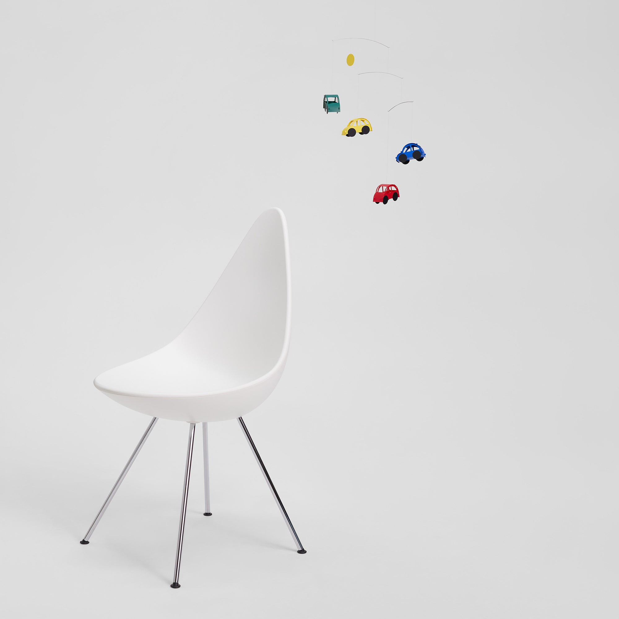 Flensted Mobiles（フレンステッド・モビール）は、1953年創業のデンマーク発・モビール専門ブランド。北欧デザインの文脈に立脚し、造形・質量配分・回転慣性を最適化して、わずかな気流でも自律的に表情を変える構成美を追求します。各パーツは重心とトルクの釣り合いを精密に設計し、静止と運動のあいだを往還する“動く彫刻”として空間に時間軸を付与。代表作「Lucky Storks」から幾何学、鳥類、気球まで多彩で、紙・ステンレス・木材の軽量構造は施工負荷が小さく、住宅・商業・ホスピタリティ・キッズ空間に適合します。現在もデンマーク国内で手作業組立・品質管理を徹底し、視覚ノイズを抑えた運動リズムが集中・鎮静・遊び心をもたらします。北欧インテリアの天井飾りや吊り下げモビールとして、リビング・子供部屋・出産祝いギフトに最適なデンマーク製の正規品です。