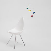 Flensted Mobiles（フレンステッド・モビール）は、1953年創業のデンマーク発・モビール専門ブランド。北欧デザインの文脈に立脚し、造形・質量配分・回転慣性を最適化して、わずかな気流でも自律的に表情を変える構成美を追求します。各パーツは重心とトルクの釣り合いを精密に設計し、静止と運動のあいだを往還する“動く彫刻”として空間に時間軸を付与。代表作「Lucky Storks」から幾何学、鳥類、気球まで多彩で、紙・ステンレス・木材の軽量構造は施工負荷が小さく、住宅・商業・ホスピタリティ・キッズ空間に適合します。現在もデンマーク国内で手作業組立・品質管理を徹底し、視覚ノイズを抑えた運動リズムが集中・鎮静・遊び心をもたらします。北欧インテリアの天井飾りや吊り下げモビールとして、リビング・子供部屋・出産祝いギフトに最適なデンマーク製の正規品です。