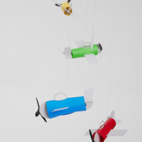 Flensted Mobiles（フレンステッド・モビール）は、1953年創業のデンマーク発・モビール専門ブランド。北欧デザインの文脈に立脚し、造形・質量配分・回転慣性を最適化して、わずかな気流でも自律的に表情を変える構成美を追求します。各パーツは重心とトルクの釣り合いを精密に設計し、静止と運動のあいだを往還する“動く彫刻”として空間に時間軸を付与。代表作「Lucky Storks」から幾何学、鳥類、気球まで多彩で、紙・ステンレス・木材の軽量構造は施工負荷が小さく、住宅・商業・ホスピタリティ・キッズ空間に適合します。現在もデンマーク国内で手作業組立・品質管理を徹底し、視覚ノイズを抑えた運動リズムが集中・鎮静・遊び心をもたらします。北欧インテリアの天井飾りや吊り下げモビールとして、リビング・子供部屋・出産祝いギフトに最適なデンマーク製の正規品です。