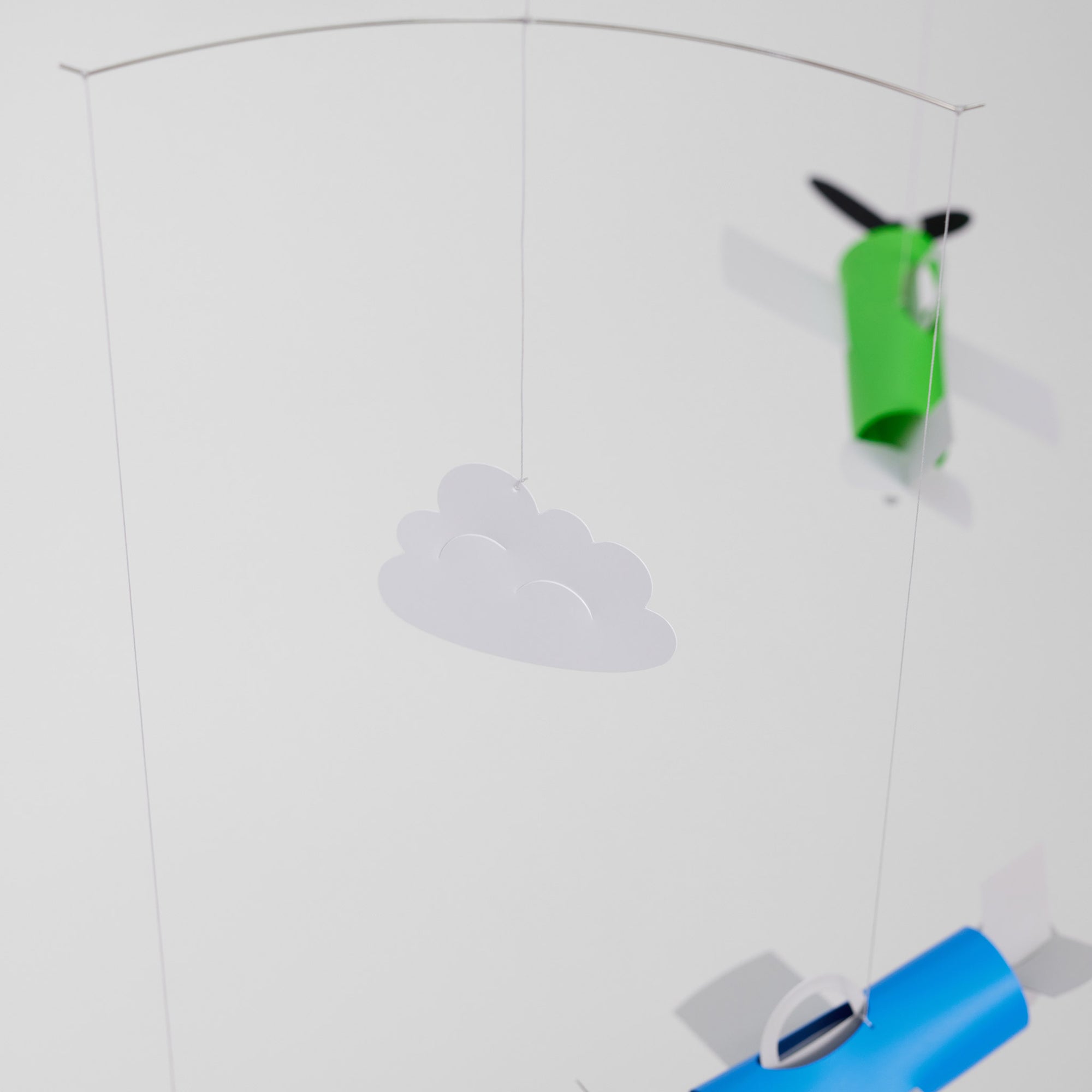 Flensted Mobiles（フレンステッド・モビール）は、1953年創業のデンマーク発・モビール専門ブランド。北欧デザインの文脈に立脚し、造形・質量配分・回転慣性を最適化して、わずかな気流でも自律的に表情を変える構成美を追求します。各パーツは重心とトルクの釣り合いを精密に設計し、静止と運動のあいだを往還する“動く彫刻”として空間に時間軸を付与。代表作「Lucky Storks」から幾何学、鳥類、気球まで多彩で、紙・ステンレス・木材の軽量構造は施工負荷が小さく、住宅・商業・ホスピタリティ・キッズ空間に適合します。現在もデンマーク国内で手作業組立・品質管理を徹底し、視覚ノイズを抑えた運動リズムが集中・鎮静・遊び心をもたらします。北欧インテリアの天井飾りや吊り下げモビールとして、リビング・子供部屋・出産祝いギフトに最適なデンマーク製の正規品です。