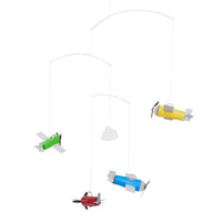 Flensted Mobiles（フレンステッド・モビール）は、1953年創業のデンマーク発・モビール専門ブランド。北欧デザインの文脈に立脚し、造形・質量配分・回転慣性を最適化して、わずかな気流でも自律的に表情を変える構成美を追求します。各パーツは重心とトルクの釣り合いを精密に設計し、静止と運動のあいだを往還する“動く彫刻”として空間に時間軸を付与。代表作「Lucky Storks」から幾何学、鳥類、気球まで多彩で、紙・ステンレス・木材の軽量構造は施工負荷が小さく、住宅・商業・ホスピタリティ・キッズ空間に適合します。現在もデンマーク国内で手作業組立・品質管理を徹底し、視覚ノイズを抑えた運動リズムが集中・鎮静・遊び心をもたらします。北欧インテリアの天井飾りや吊り下げモビールとして、リビング・子供部屋・出産祝いギフトに最適なデンマーク製の正規品です。