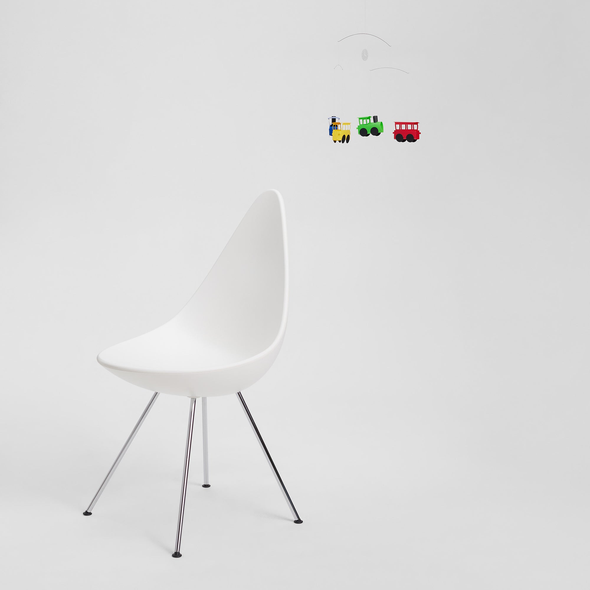 Flensted Mobiles（フレンステッド・モビール）は、1953年創業のデンマーク発・モビール専門ブランド。北欧デザインの文脈に立脚し、造形・質量配分・回転慣性を最適化して、わずかな気流でも自律的に表情を変える構成美を追求します。各パーツは重心とトルクの釣り合いを精密に設計し、静止と運動のあいだを往還する“動く彫刻”として空間に時間軸を付与。代表作「Lucky Storks」から幾何学、鳥類、気球まで多彩で、紙・ステンレス・木材の軽量構造は施工負荷が小さく、住宅・商業・ホスピタリティ・キッズ空間に適合します。現在もデンマーク国内で手作業組立・品質管理を徹底し、視覚ノイズを抑えた運動リズムが集中・鎮静・遊び心をもたらします。北欧インテリアの天井飾りや吊り下げモビールとして、リビング・子供部屋・出産祝いギフトに最適なデンマーク製の正規品です。
