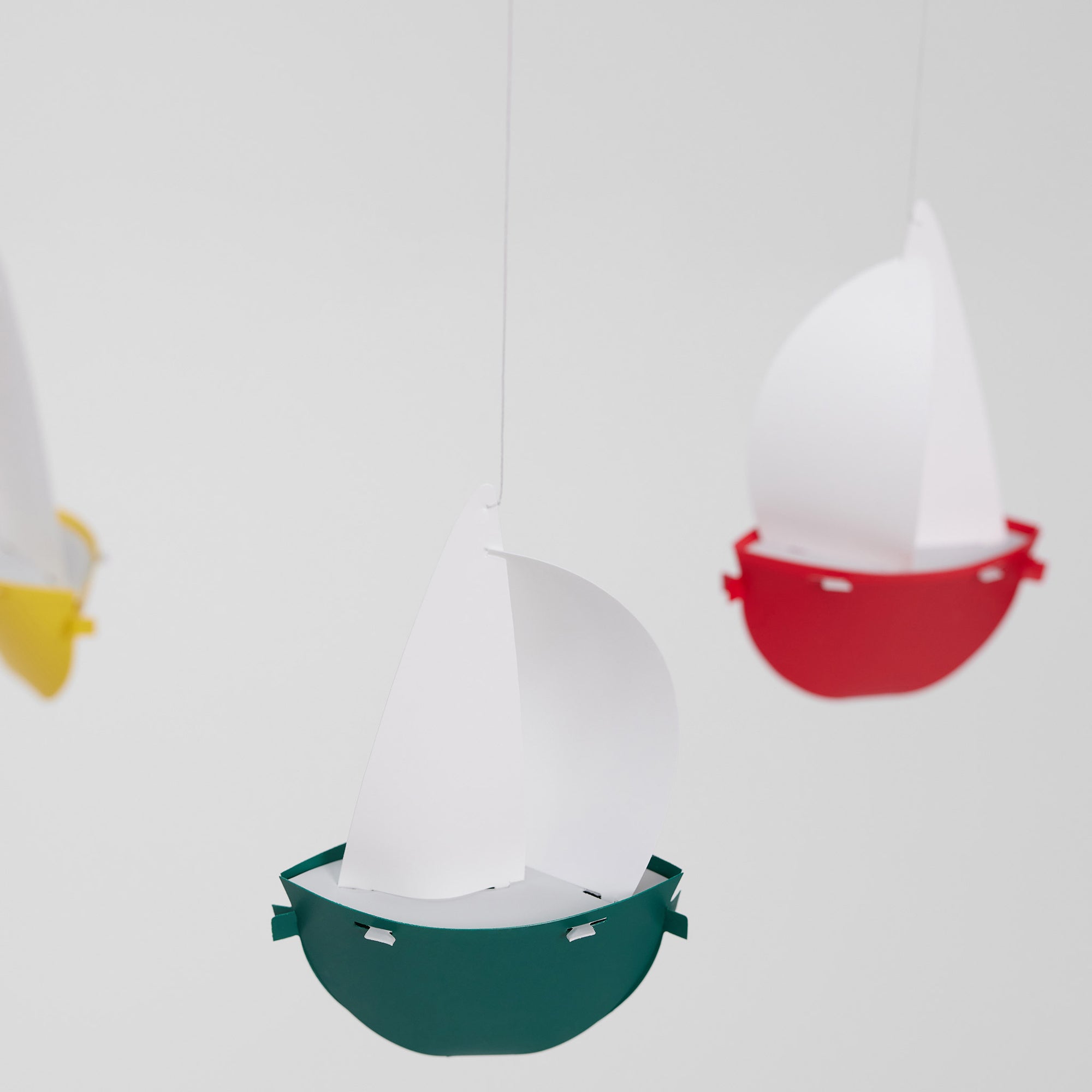 Flensted Mobiles（フレンステッド・モビール）は、1953年創業のデンマーク発・モビール専門ブランド。北欧デザインの文脈に立脚し、造形・質量配分・回転慣性を最適化して、わずかな気流でも自律的に表情を変える構成美を追求します。各パーツは重心とトルクの釣り合いを精密に設計し、静止と運動のあいだを往還する“動く彫刻”として空間に時間軸を付与。代表作「Lucky Storks」から幾何学、鳥類、気球まで多彩で、紙・ステンレス・木材の軽量構造は施工負荷が小さく、住宅・商業・ホスピタリティ・キッズ空間に適合します。現在もデンマーク国内で手作業組立・品質管理を徹底し、視覚ノイズを抑えた運動リズムが集中・鎮静・遊び心をもたらします。北欧インテリアの天井飾りや吊り下げモビールとして、リビング・子供部屋・出産祝いギフトに最適なデンマーク製の正規品です。