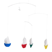 Flensted Mobiles（フレンステッド・モビール）は、1953年創業のデンマーク発・モビール専門ブランド。北欧デザインの文脈に立脚し、造形・質量配分・回転慣性を最適化して、わずかな気流でも自律的に表情を変える構成美を追求します。各パーツは重心とトルクの釣り合いを精密に設計し、静止と運動のあいだを往還する“動く彫刻”として空間に時間軸を付与。代表作「Lucky Storks」から幾何学、鳥類、気球まで多彩で、紙・ステンレス・木材の軽量構造は施工負荷が小さく、住宅・商業・ホスピタリティ・キッズ空間に適合します。現在もデンマーク国内で手作業組立・品質管理を徹底し、視覚ノイズを抑えた運動リズムが集中・鎮静・遊び心をもたらします。北欧インテリアの天井飾りや吊り下げモビールとして、リビング・子供部屋・出産祝いギフトに最適なデンマーク製の正規品です。