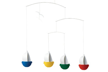 Flensted Hanging Art（フレンステッド・ハンギングアート）は、1954年にデンマークで誕生した北欧モビールの老舗ブランドです。創業者クリスチャン・フレンステッドと妻グレーテが自宅で最初のモビールを作ったことから始まり、現在も家族経営のもと、すべて手作業で丁寧に製作されています。風や空気の流れで繊細に揺れるモビールは、リビングや寝室、子供部屋、玄関、オフィスなど、さまざまな空間に静けさと調和をもたらします。北欧インテリアやモダンアートと調和するシンプルで洗練されたデザインは、出産祝いや引越し祝い、誕生日などのギフトにも最適。2024年にはブランド名を「Flensted mobiles」から「Flensted Hanging Art」へ刷新し、アート性とハンドメイドの温もりをそのままに、より現代的な世界観を発信しています。癒しの空間演出を求める方におすすめのインテリアアートです。