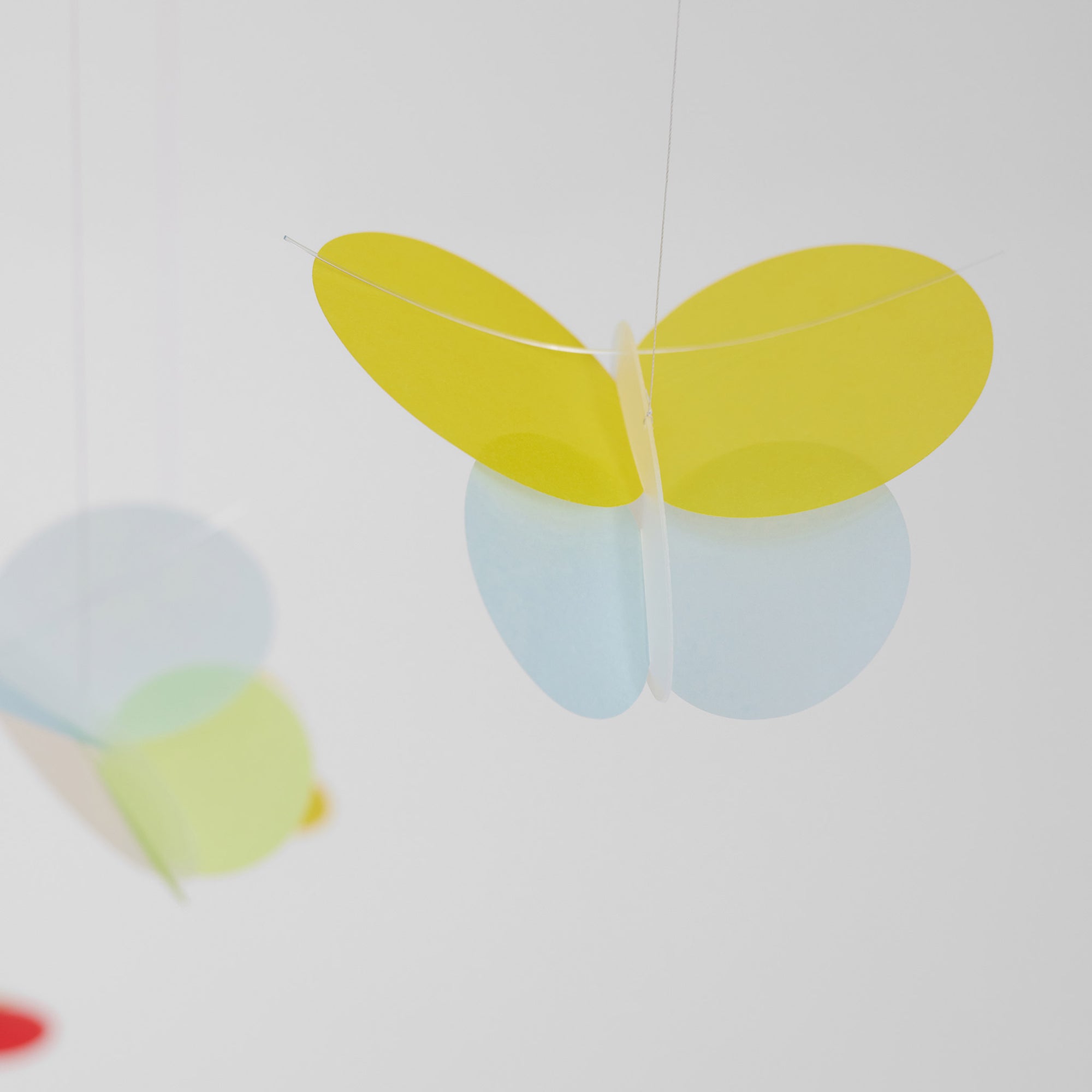 Flensted Mobiles（フレンステッド・モビール）は、1953年創業のデンマーク発・モビール専門ブランド。北欧デザインの文脈に立脚し、造形・質量配分・回転慣性を最適化して、わずかな気流でも自律的に表情を変える構成美を追求します。各パーツは重心とトルクの釣り合いを精密に設計し、静止と運動のあいだを往還する“動く彫刻”として空間に時間軸を付与。代表作「Lucky Storks」から幾何学、鳥類、気球まで多彩で、紙・ステンレス・木材の軽量構造は施工負荷が小さく、住宅・商業・ホスピタリティ・キッズ空間に適合します。現在もデンマーク国内で手作業組立・品質管理を徹底し、視覚ノイズを抑えた運動リズムが集中・鎮静・遊び心をもたらします。北欧インテリアの天井飾りや吊り下げモビールとして、リビング・子供部屋・出産祝いギフトに最適なデンマーク製の正規品です。