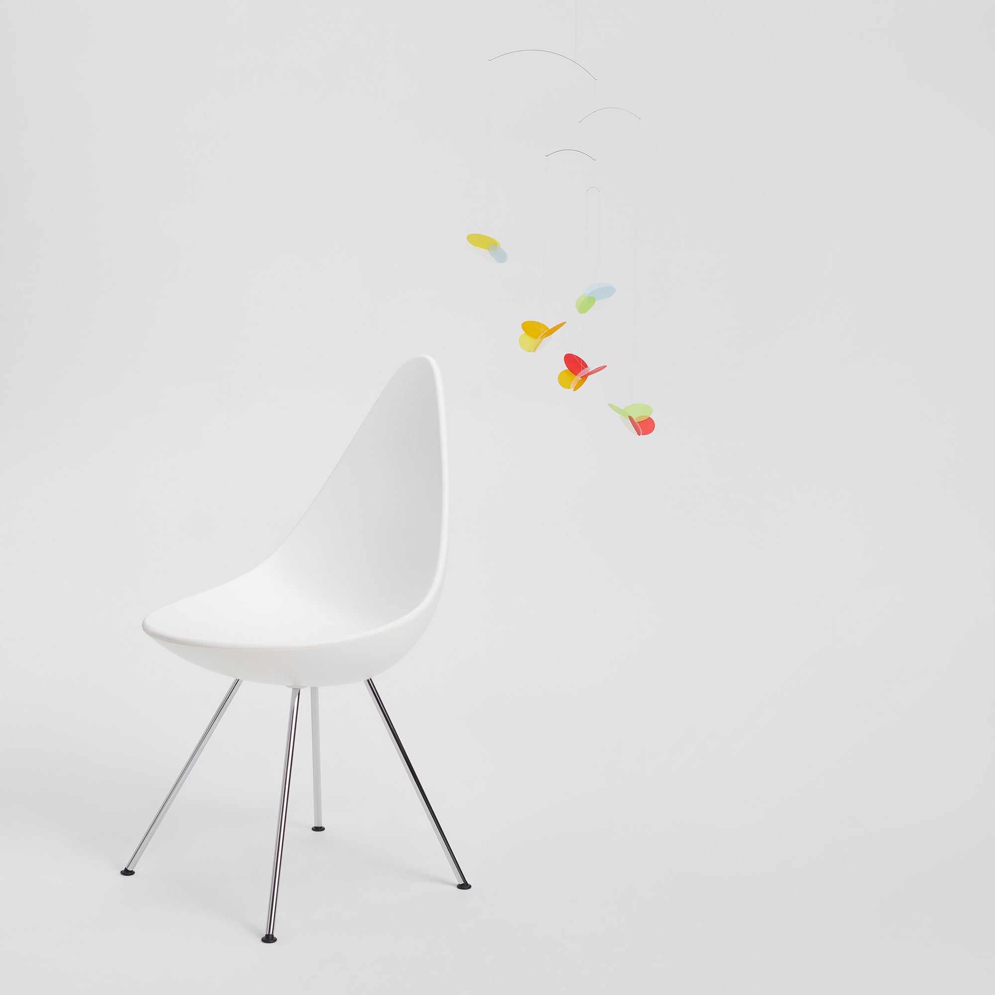 Flensted Mobiles（フレンステッド・モビール）は、1953年創業のデンマーク発・モビール専門ブランド。北欧デザインの文脈に立脚し、造形・質量配分・回転慣性を最適化して、わずかな気流でも自律的に表情を変える構成美を追求します。各パーツは重心とトルクの釣り合いを精密に設計し、静止と運動のあいだを往還する“動く彫刻”として空間に時間軸を付与。代表作「Lucky Storks」から幾何学、鳥類、気球まで多彩で、紙・ステンレス・木材の軽量構造は施工負荷が小さく、住宅・商業・ホスピタリティ・キッズ空間に適合します。現在もデンマーク国内で手作業組立・品質管理を徹底し、視覚ノイズを抑えた運動リズムが集中・鎮静・遊び心をもたらします。北欧インテリアの天井飾りや吊り下げモビールとして、リビング・子供部屋・出産祝いギフトに最適なデンマーク製の正規品です。