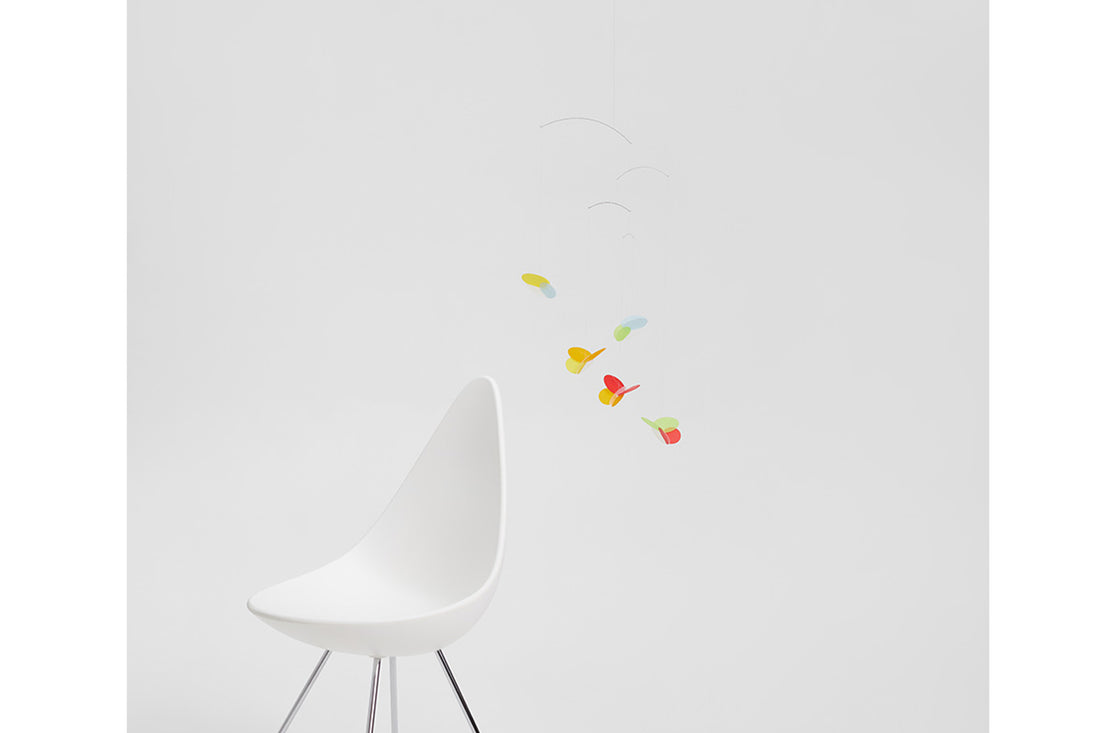 Flensted Hanging Art（フレンステッド・ハンギングアート）は、1954年にデンマークで誕生した北欧モビールの老舗ブランドです。創業者クリスチャン・フレンステッドと妻グレーテが自宅で最初のモビールを作ったことから始まり、現在も家族経営のもと、すべて手作業で丁寧に製作されています。風や空気の流れで繊細に揺れるモビールは、リビングや寝室、子供部屋、玄関、オフィスなど、さまざまな空間に静けさと調和をもたらします。北欧インテリアやモダンアートと調和するシンプルで洗練されたデザインは、出産祝いや引越し祝い、誕生日などのギフトにも最適。2024年にはブランド名を「Flensted mobiles」から「Flensted Hanging Art」へ刷新し、アート性とハンドメイドの温もりをそのままに、より現代的な世界観を発信しています。癒しの空間演出を求める方におすすめのインテリアアートです。