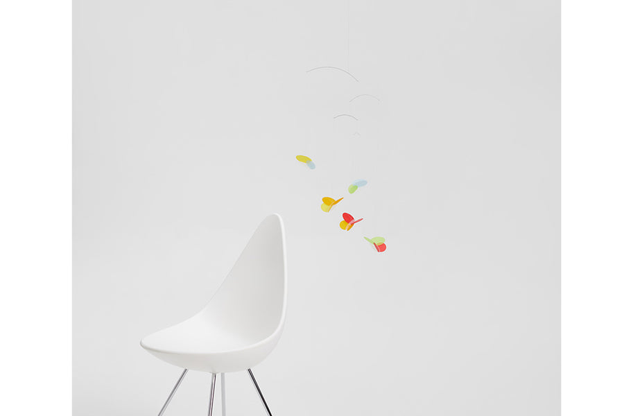 Flensted Hanging Art（フレンステッド・ハンギングアート）は、1954年にデンマークで誕生した北欧モビールの老舗ブランドです。創業者クリスチャン・フレンステッドと妻グレーテが自宅で最初のモビールを作ったことから始まり、現在も家族経営のもと、すべて手作業で丁寧に製作されています。風や空気の流れで繊細に揺れるモビールは、リビングや寝室、子供部屋、玄関、オフィスなど、さまざまな空間に静けさと調和をもたらします。北欧インテリアやモダンアートと調和するシンプルで洗練されたデザインは、出産祝いや引越し祝い、誕生日などのギフトにも最適。2024年にはブランド名を「Flensted mobiles」から「Flensted Hanging Art」へ刷新し、アート性とハンドメイドの温もりをそのままに、より現代的な世界観を発信しています。癒しの空間演出を求める方におすすめのインテリアアートです。