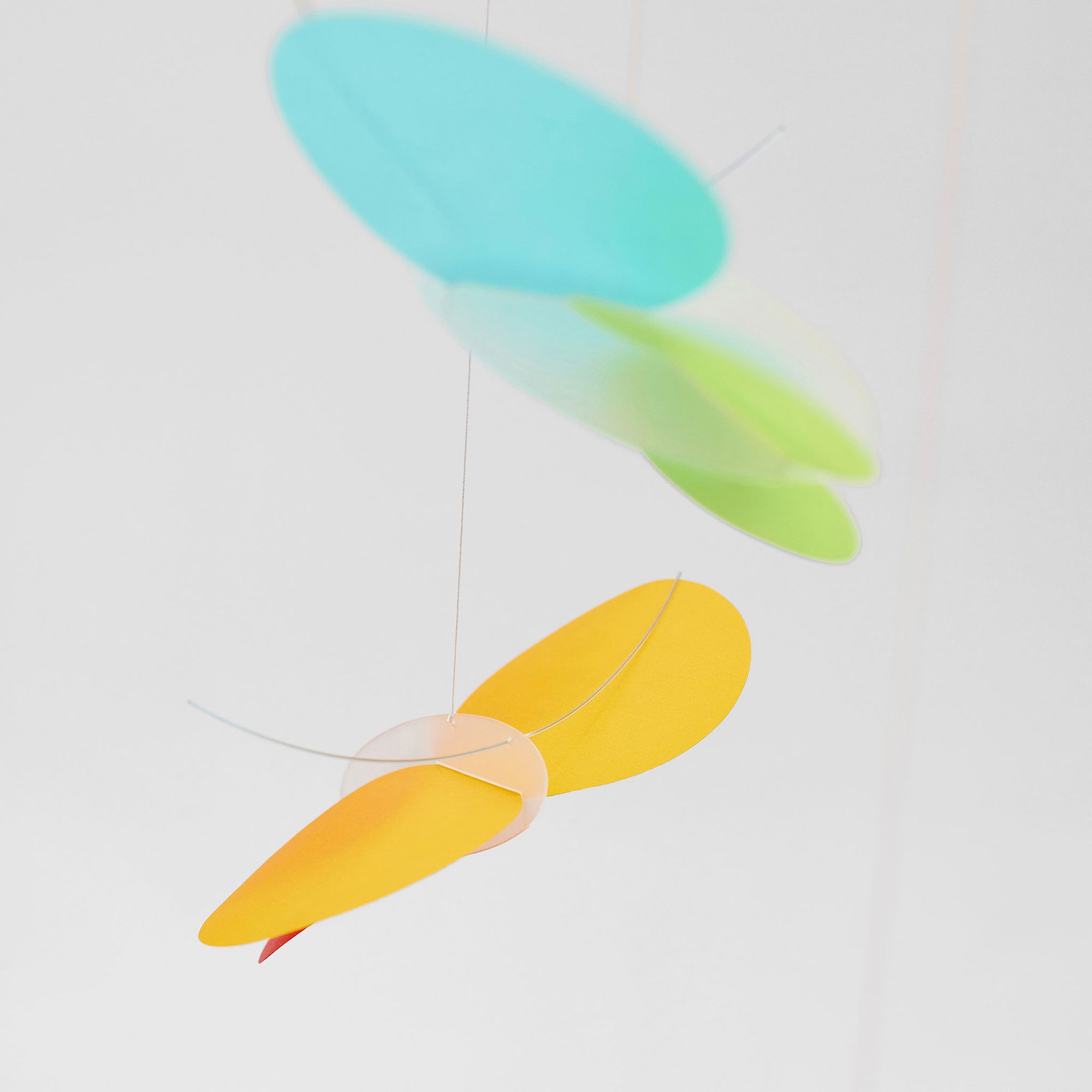 Flensted Mobiles（フレンステッド・モビール）は、1953年創業のデンマーク発・モビール専門ブランド。北欧デザインの文脈に立脚し、造形・質量配分・回転慣性を最適化して、わずかな気流でも自律的に表情を変える構成美を追求します。各パーツは重心とトルクの釣り合いを精密に設計し、静止と運動のあいだを往還する“動く彫刻”として空間に時間軸を付与。代表作「Lucky Storks」から幾何学、鳥類、気球まで多彩で、紙・ステンレス・木材の軽量構造は施工負荷が小さく、住宅・商業・ホスピタリティ・キッズ空間に適合します。現在もデンマーク国内で手作業組立・品質管理を徹底し、視覚ノイズを抑えた運動リズムが集中・鎮静・遊び心をもたらします。北欧インテリアの天井飾りや吊り下げモビールとして、リビング・子供部屋・出産祝いギフトに最適なデンマーク製の正規品です。