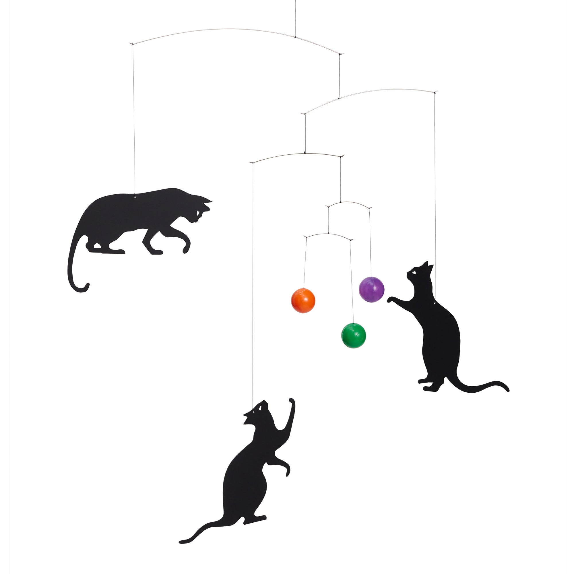 Flensted Mobiles（フレンステッド・モビール）は、1953年創業のデンマーク発・モビール専門ブランド。北欧デザインの文脈に立脚し、造形・質量配分・回転慣性を最適化して、わずかな気流でも自律的に表情を変える構成美を追求します。各パーツは重心とトルクの釣り合いを精密に設計し、静止と運動のあいだを往還する“動く彫刻”として空間に時間軸を付与。代表作「Lucky Storks」から幾何学、鳥類、気球まで多彩で、紙・ステンレス・木材の軽量構造は施工負荷が小さく、住宅・商業・ホスピタリティ・キッズ空間に適合します。現在もデンマーク国内で手作業組立・品質管理を徹底し、視覚ノイズを抑えた運動リズムが集中・鎮静・遊び心をもたらします。北欧インテリアの天井飾りや吊り下げモビールとして、リビング・子供部屋・出産祝いギフトに最適なデンマーク製の正規品です。