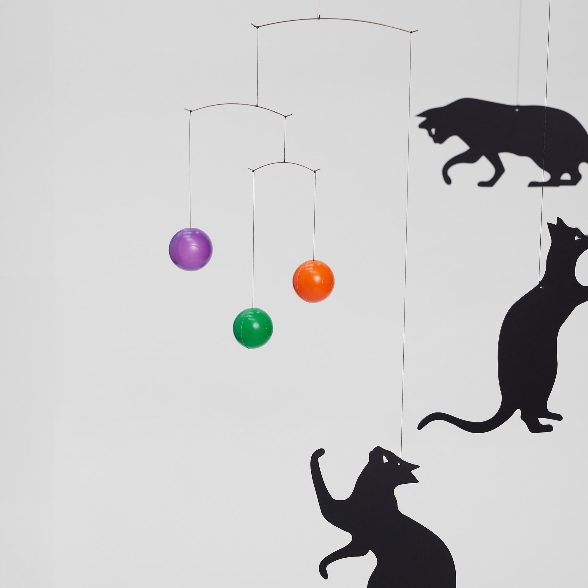 Flensted Mobiles（フレンステッド・モビール）は、1953年創業のデンマーク発・モビール専門ブランド。北欧デザインの文脈に立脚し、造形・質量配分・回転慣性を最適化して、わずかな気流でも自律的に表情を変える構成美を追求します。各パーツは重心とトルクの釣り合いを精密に設計し、静止と運動のあいだを往還する“動く彫刻”として空間に時間軸を付与。代表作「Lucky Storks」から幾何学、鳥類、気球まで多彩で、紙・ステンレス・木材の軽量構造は施工負荷が小さく、住宅・商業・ホスピタリティ・キッズ空間に適合します。現在もデンマーク国内で手作業組立・品質管理を徹底し、視覚ノイズを抑えた運動リズムが集中・鎮静・遊び心をもたらします。北欧インテリアの天井飾りや吊り下げモビールとして、リビング・子供部屋・出産祝いギフトに最適なデンマーク製の正規品です。