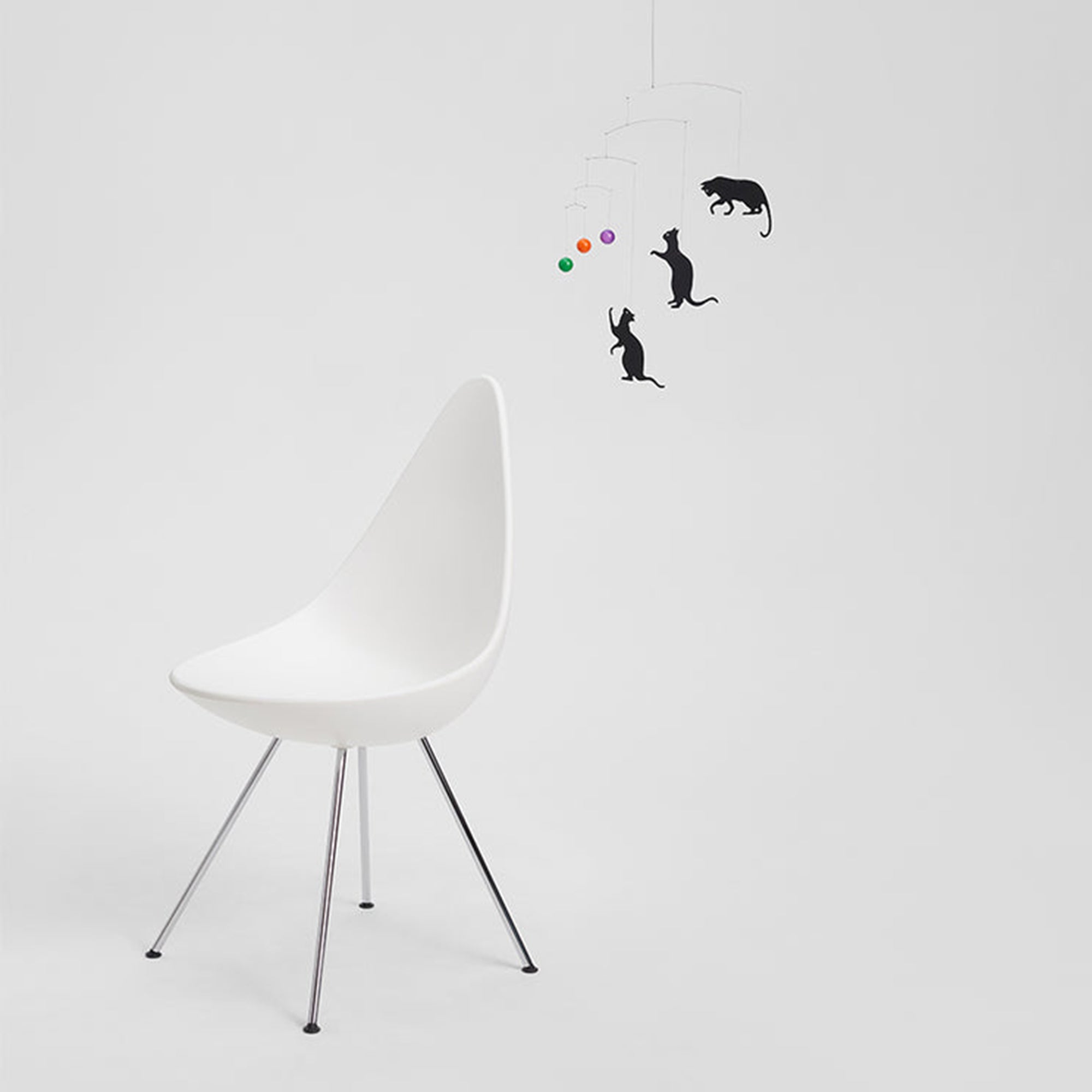 Flensted Mobiles（フレンステッド・モビール）は、1953年創業のデンマーク発・モビール専門ブランド。北欧デザインの文脈に立脚し、造形・質量配分・回転慣性を最適化して、わずかな気流でも自律的に表情を変える構成美を追求します。各パーツは重心とトルクの釣り合いを精密に設計し、静止と運動のあいだを往還する“動く彫刻”として空間に時間軸を付与。代表作「Lucky Storks」から幾何学、鳥類、気球まで多彩で、紙・ステンレス・木材の軽量構造は施工負荷が小さく、住宅・商業・ホスピタリティ・キッズ空間に適合します。現在もデンマーク国内で手作業組立・品質管理を徹底し、視覚ノイズを抑えた運動リズムが集中・鎮静・遊び心をもたらします。北欧インテリアの天井飾りや吊り下げモビールとして、リビング・子供部屋・出産祝いギフトに最適なデンマーク製の正規品です。