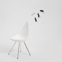 Flensted Mobiles（フレンステッド・モビール）は、1953年創業のデンマーク発・モビール専門ブランド。北欧デザインの文脈に立脚し、造形・質量配分・回転慣性を最適化して、わずかな気流でも自律的に表情を変える構成美を追求します。各パーツは重心とトルクの釣り合いを精密に設計し、静止と運動のあいだを往還する“動く彫刻”として空間に時間軸を付与。代表作「Lucky Storks」から幾何学、鳥類、気球まで多彩で、紙・ステンレス・木材の軽量構造は施工負荷が小さく、住宅・商業・ホスピタリティ・キッズ空間に適合します。現在もデンマーク国内で手作業組立・品質管理を徹底し、視覚ノイズを抑えた運動リズムが集中・鎮静・遊び心をもたらします。北欧インテリアの天井飾りや吊り下げモビールとして、リビング・子供部屋・出産祝いギフトに最適なデンマーク製の正規品です。