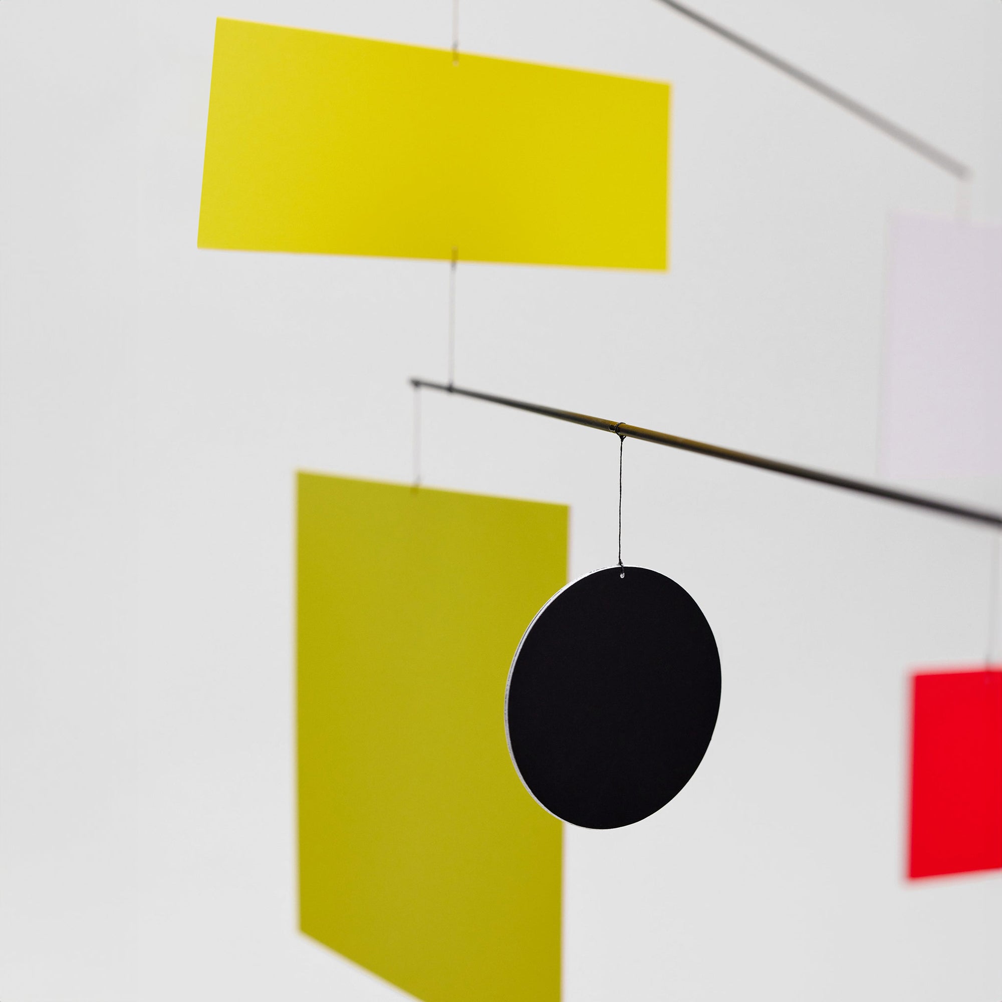 Flensted Mobiles（フレンステッド・モビール）は、1953年創業のデンマーク発・モビール専門ブランド。北欧デザインの文脈に立脚し、造形・質量配分・回転慣性を最適化して、わずかな気流でも自律的に表情を変える構成美を追求します。各パーツは重心とトルクの釣り合いを精密に設計し、静止と運動のあいだを往還する“動く彫刻”として空間に時間軸を付与。代表作「Lucky Storks」から幾何学、鳥類、気球まで多彩で、紙・ステンレス・木材の軽量構造は施工負荷が小さく、住宅・商業・ホスピタリティ・キッズ空間に適合します。現在もデンマーク国内で手作業組立・品質管理を徹底し、視覚ノイズを抑えた運動リズムが集中・鎮静・遊び心をもたらします。北欧インテリアの天井飾りや吊り下げモビールとして、リビング・子供部屋・出産祝いギフトに最適なデンマーク製の正規品です。