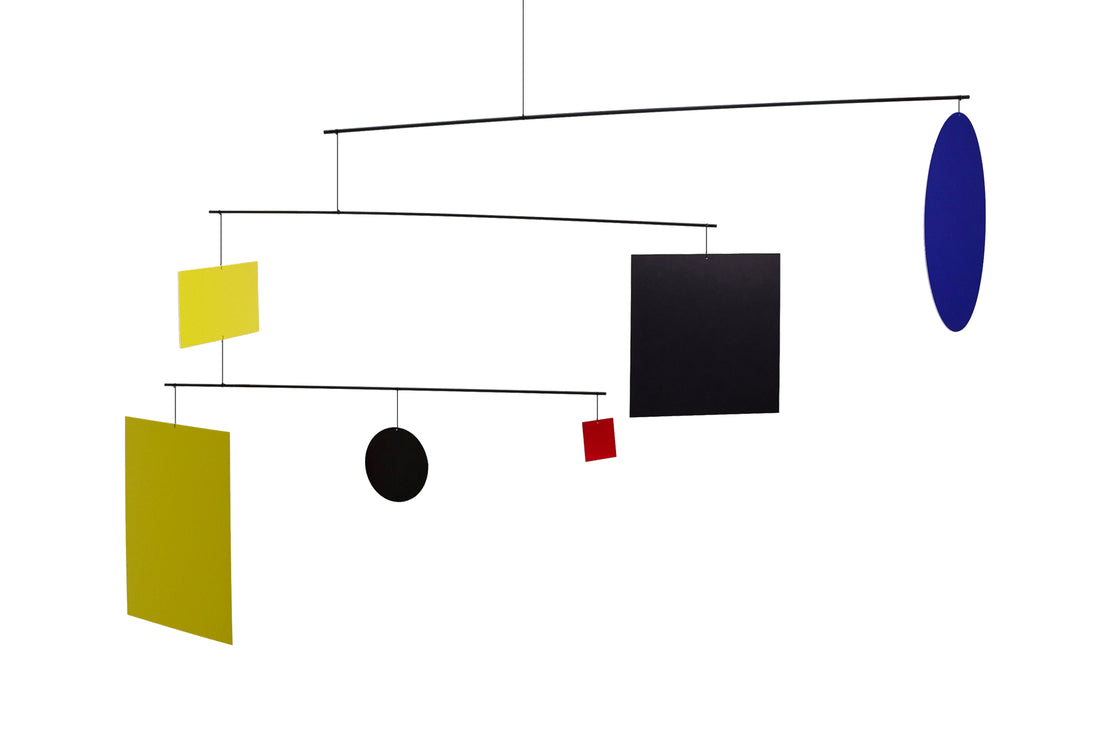 Flensted Hanging Art（フレンステッド・ハンギングアート）は、1954年にデンマークで誕生した北欧モビールの老舗ブランドです。創業者クリスチャン・フレンステッドと妻グレーテが自宅で最初のモビールを作ったことから始まり、現在も家族経営のもと、すべて手作業で丁寧に製作されています。風や空気の流れで繊細に揺れるモビールは、リビングや寝室、子供部屋、玄関、オフィスなど、さまざまな空間に静けさと調和をもたらします。北欧インテリアやモダンアートと調和するシンプルで洗練されたデザインは、出産祝いや引越し祝い、誕生日などのギフトにも最適。2024年にはブランド名を「Flensted mobiles」から「Flensted Hanging Art」へ刷新し、アート性とハンドメイドの温もりをそのままに、より現代的な世界観を発信しています。癒しの空間演出を求める方におすすめのインテリアアートです。